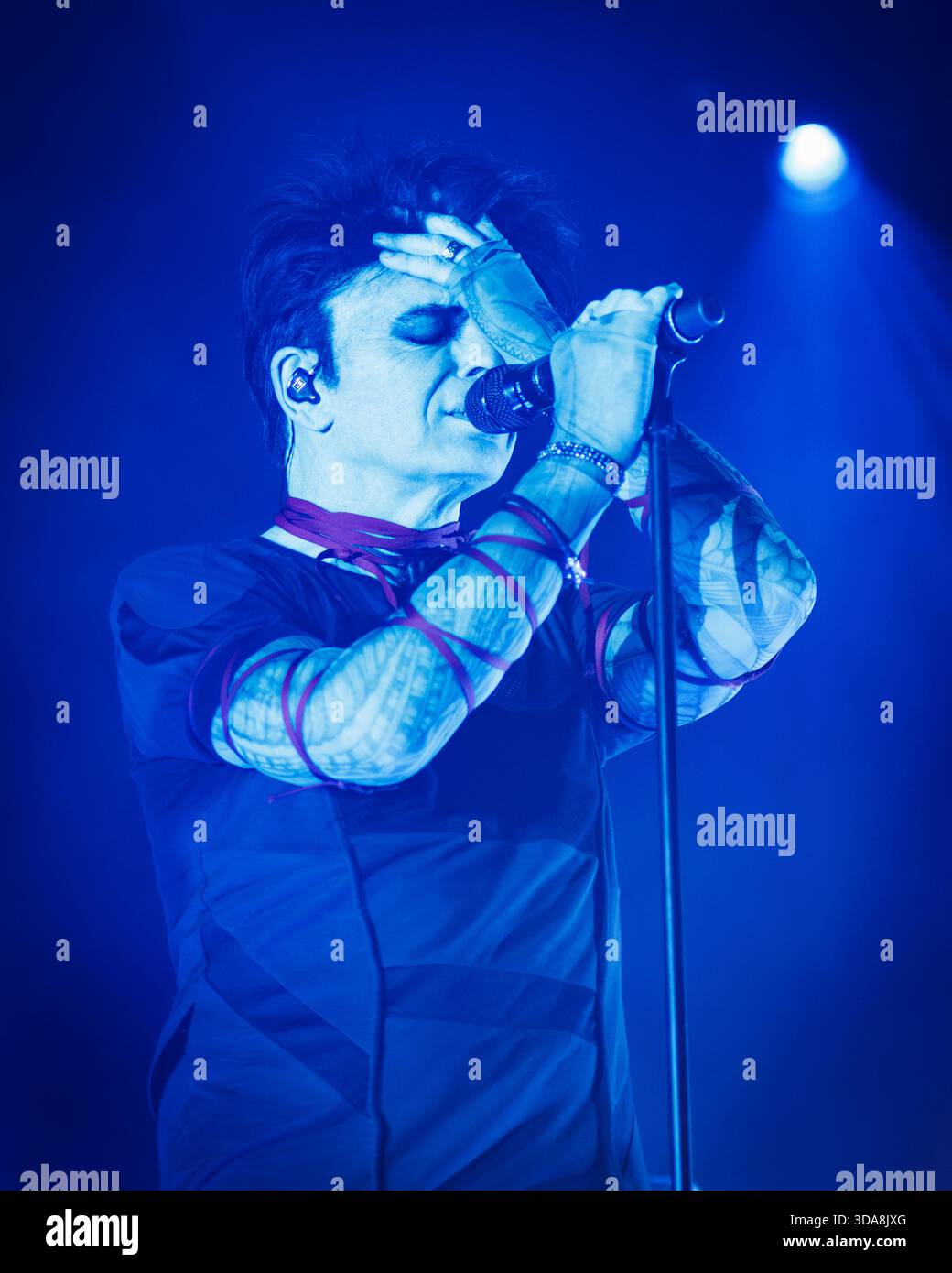 Gary Numan trat am 21. November 2025 live im Eventim Apollo Hammersmith in London auf Stockfoto