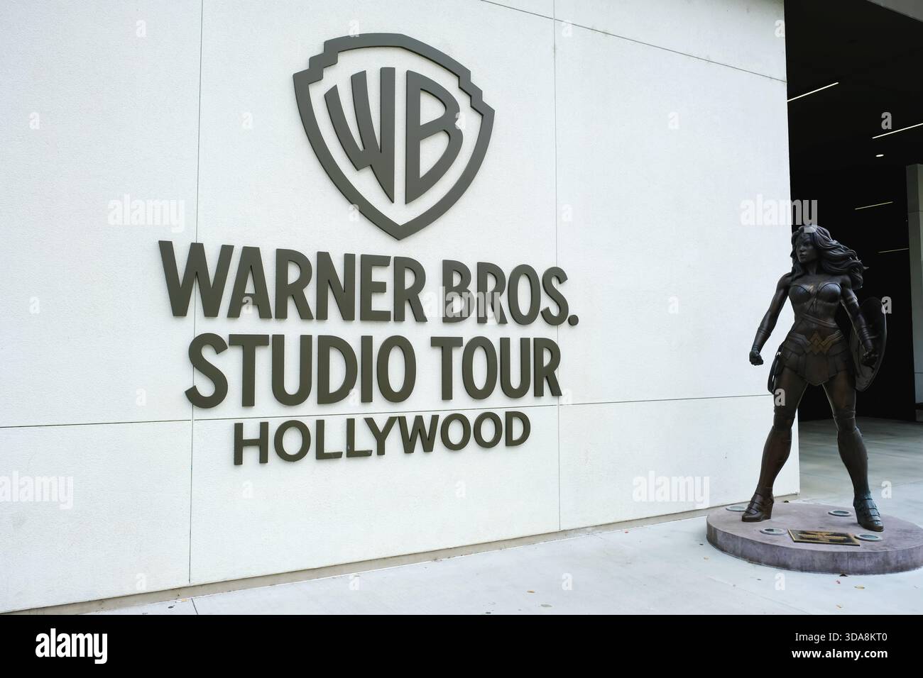 Burbank, Kalifornien - 13. Oktober 2025: Eintrittsschild für Warner Bros Studio mit Wonder Woman Statue. Stockfoto