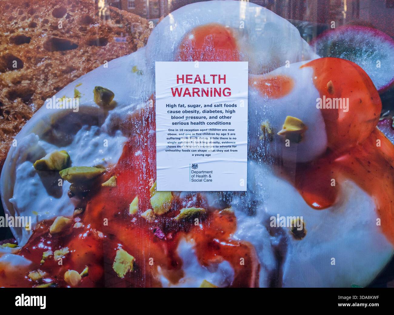 Gesundheitswarnung, ( nicht vom Gesundheitsministerium ), ungesundes Essen, platziert auf Tesco Food Reklame, Reading, Berkshire, England, Großbritannien, GB Stockfoto