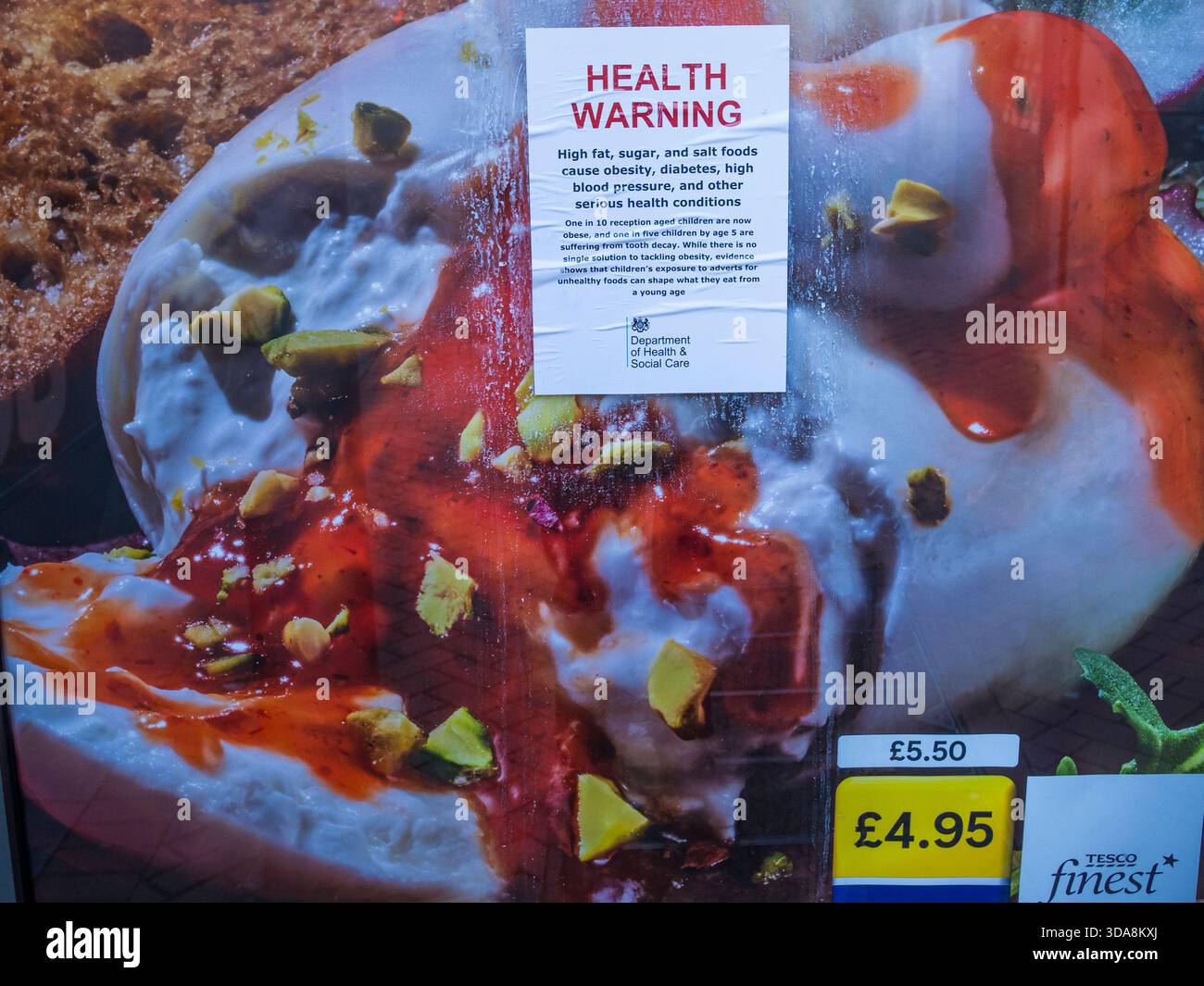 Gesundheitswarnung, ( nicht vom Gesundheitsministerium ), ungesundes Essen, platziert auf Tesco Food Reklame, Reading, Berkshire, England, Großbritannien, GB Stockfoto