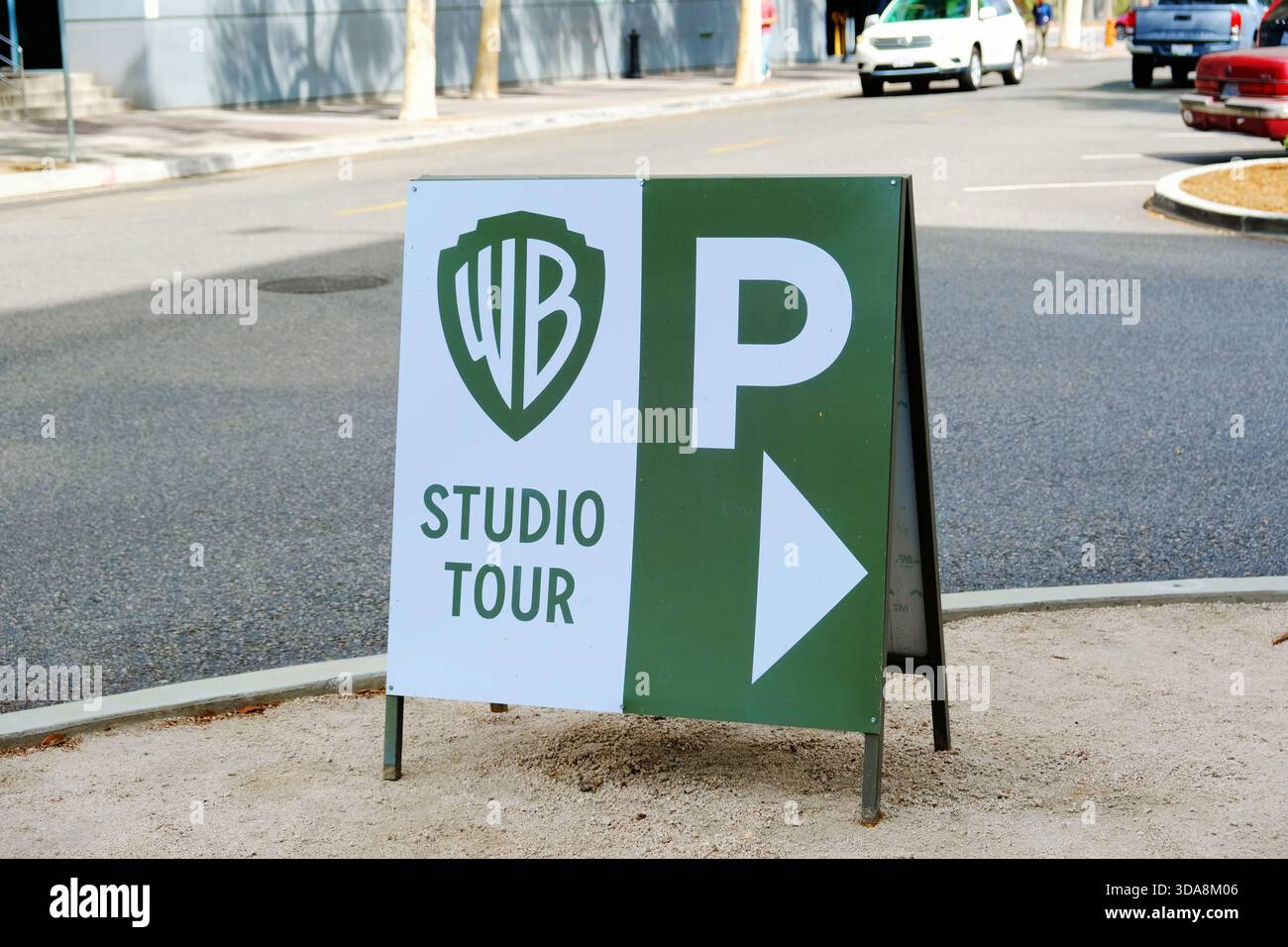 Burbank, Kalifornien - 13. Oktober 2025: Parkschild Warner Bros Studio Tour. Stockfoto