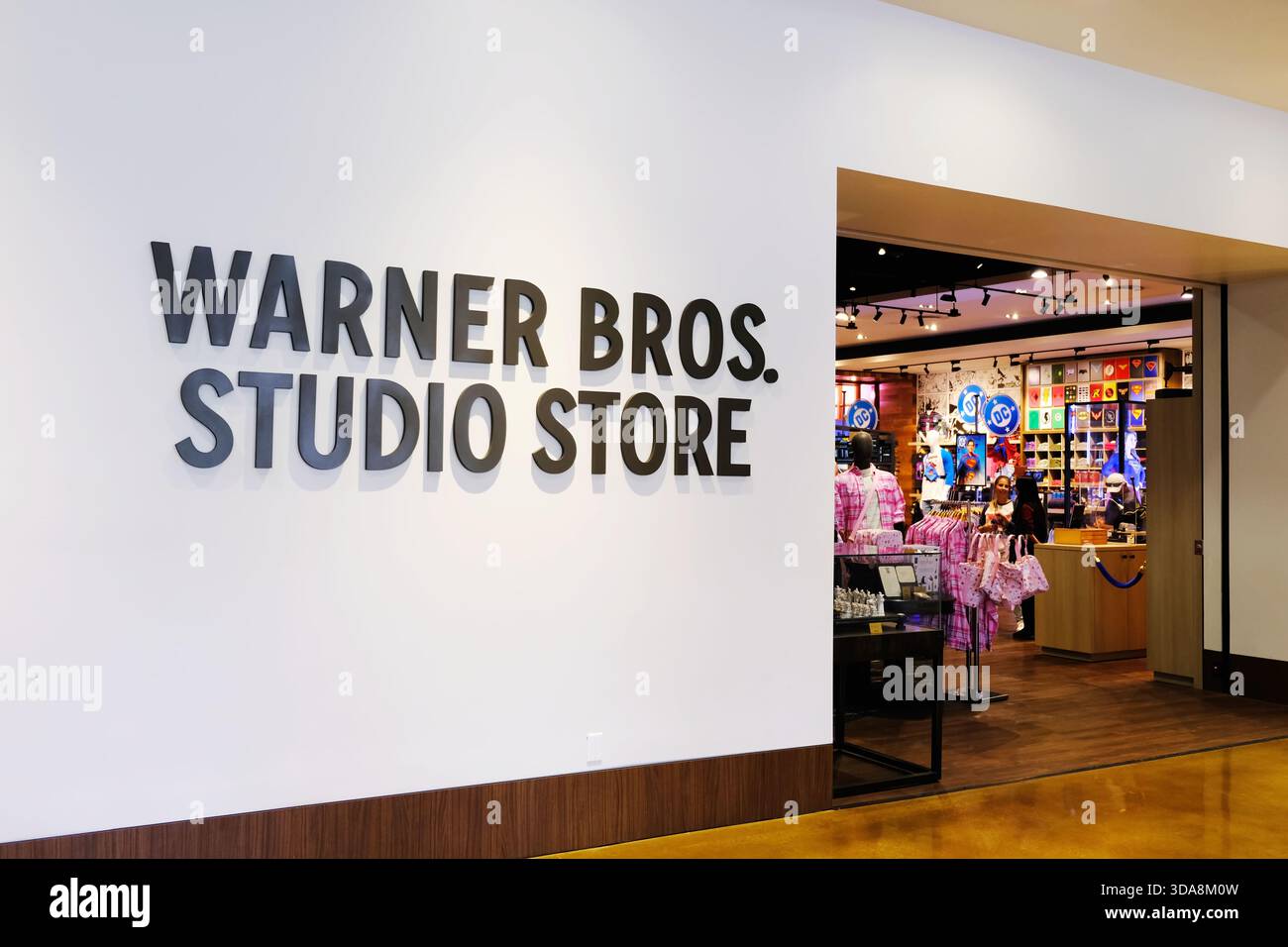 Burbank, Kalifornien - 13. Oktober 2025: Eingang zum Warner Bros Studio Store. Stockfoto