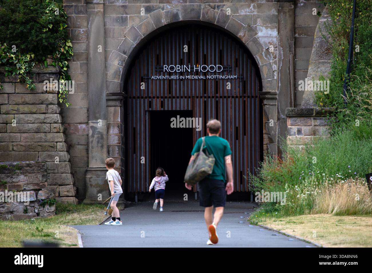 Nottingham, Großbritannien - 28. Juni 2025: Eintritt zur Robin Hood-Ausstellung im Nottingham Castle in Nottingham, Großbritannien. Stockfoto