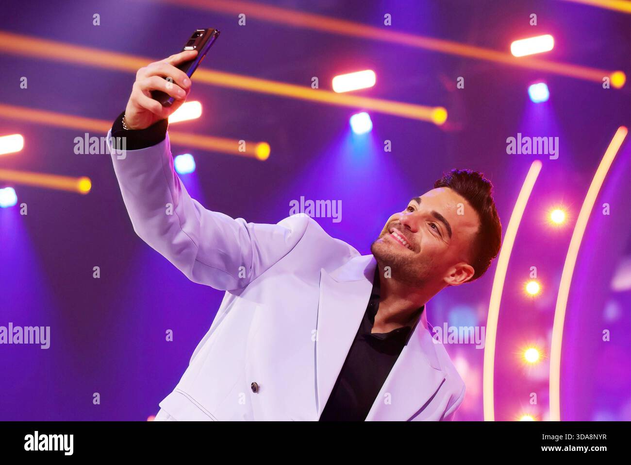 Die Giovanni Zarrella Show - Wir sagen Dankeschön Stefano Zarrella Content-Creator rund um das Thema Food, Bruder von Giovanni Zarrella macht Selfies mit seinen Fans im Anschluss an die Sendung. Die Giovanni Zarrella Show. ZDF-Live Sendung vom 22.11.2025 in der Baden-Arena Offenburg unter dem Motto Wir sagen Dankeschön. Offenburg, Baden-Württemberg, Deutschland. *** Die Giovanni Zarrella Show Wir sagen Dankeschön Stefano Zarrella Content Creator rund um das Thema Essen, Bruder von Giovanni Zarrella macht Selfies mit seinen Fans nach der Sendung die Giovanni Zarrella Show ZDF Live-Übertragung fro Stockfoto