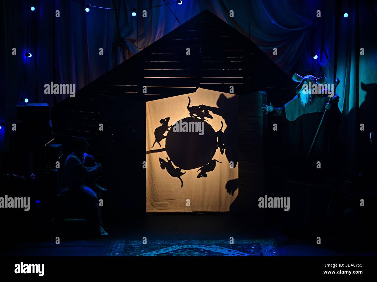 London, Großbritannien. Dezember 2025. Little Bulbs the Nussknacker Photocall im St Martins Theatre, London, 9. Dezember 2025 Credit: Laura Rose/Alamy Live News Stockfoto