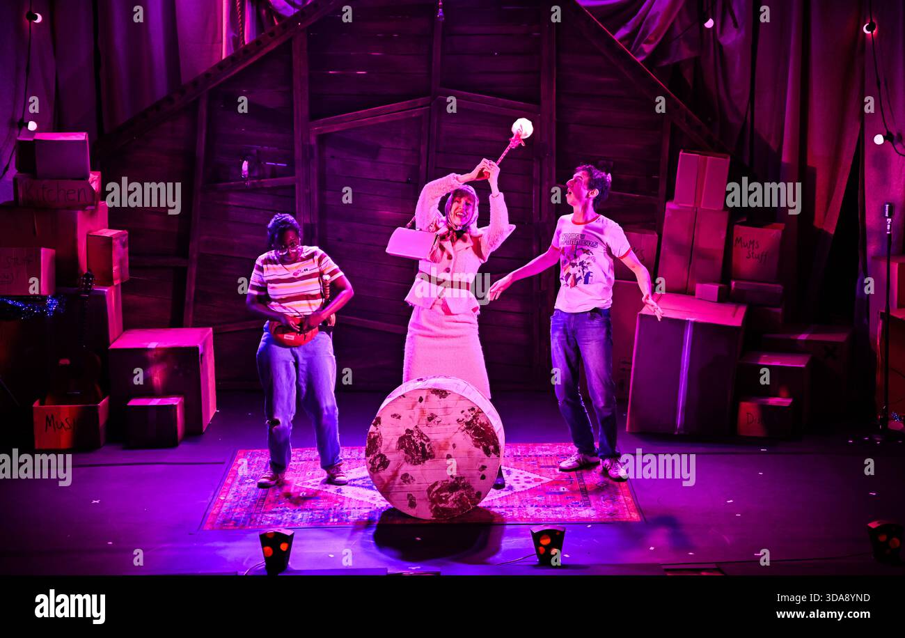 London, Großbritannien. Dezember 2025. Little Bulbs the Nussknacker Photocall im St Martins Theatre, London, 9. Dezember 2025 Credit: Laura Rose/Alamy Live News Stockfoto