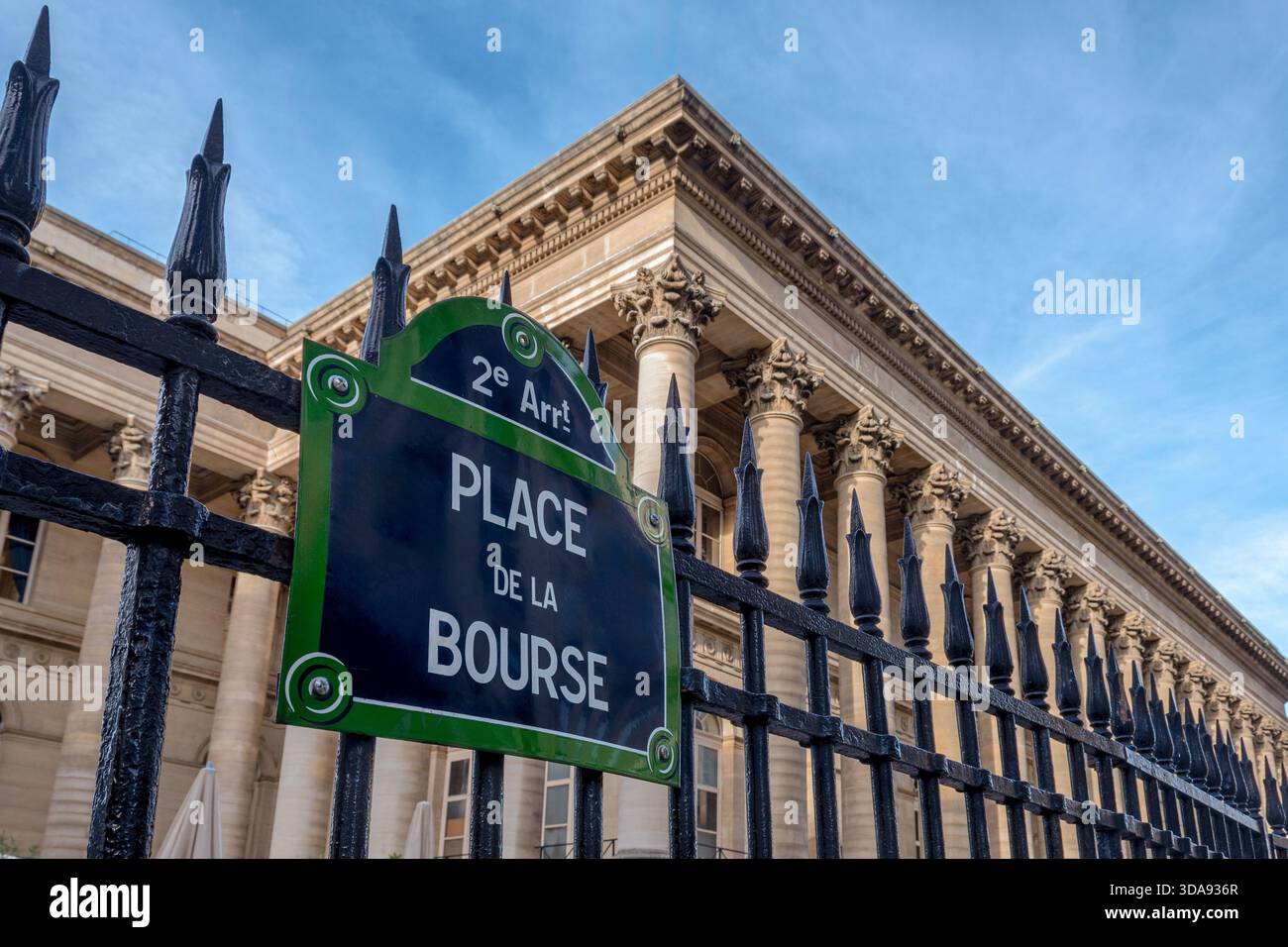 Straßenschild mit der Aufschrift „Place de la Bourse“ neben dem ehemaligen Hauptquartier der Pariser Börse. Konzept der französischen Finanzmärkte Stockfoto