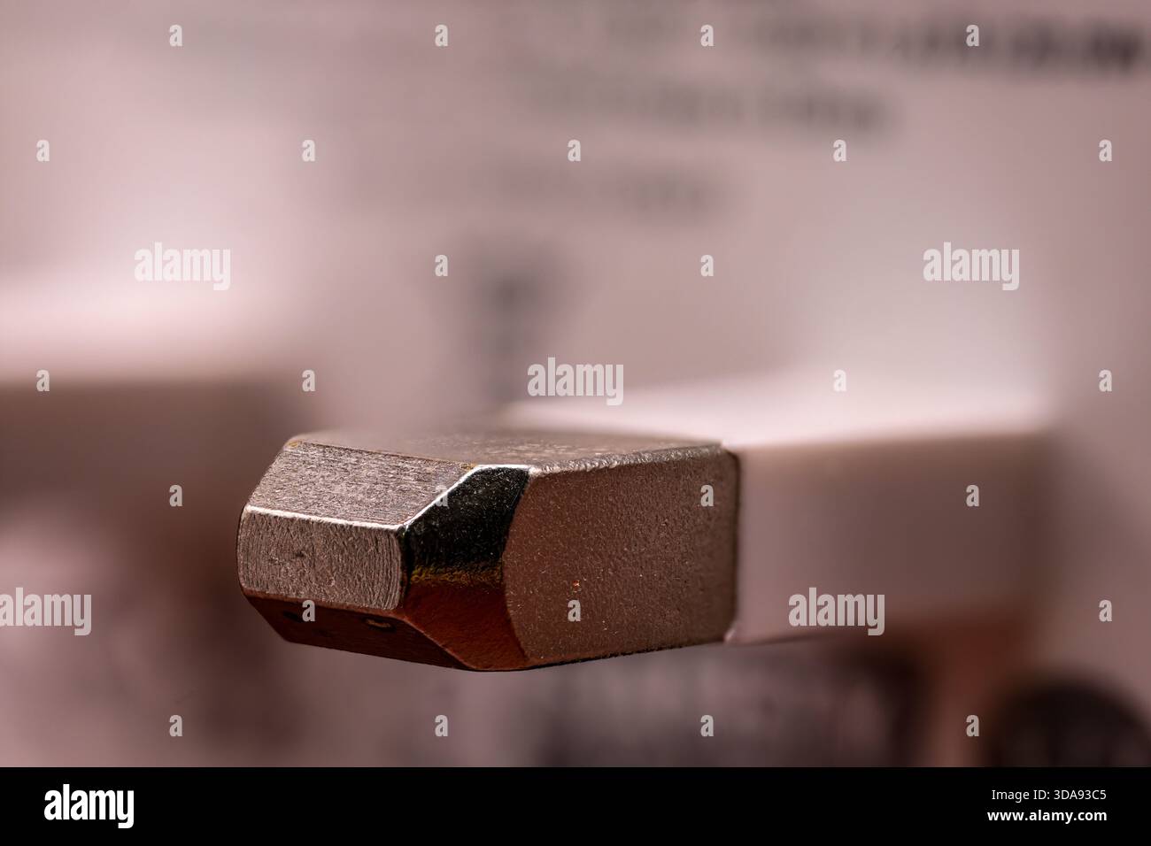 Makroaufnahme eines elektrischen Steckers mit Metallstruktur und geringer Schärfentiefe. Stockfoto