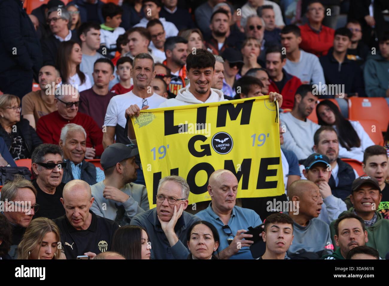 Fußballfans aus Valencia im Stadion Mestalla Stockfoto