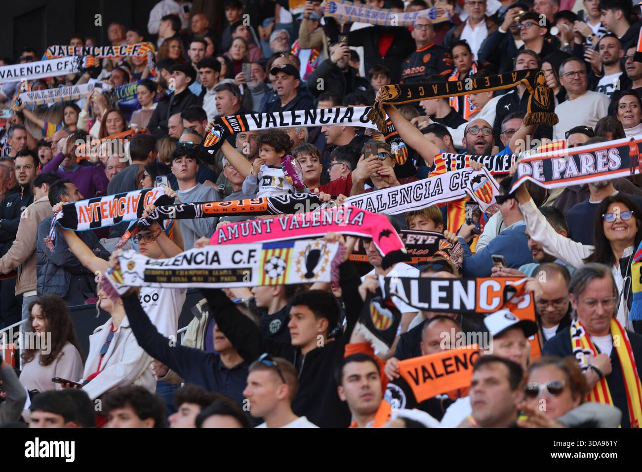 Fußballfans aus Valencia im Stadion Mestalla Stockfoto