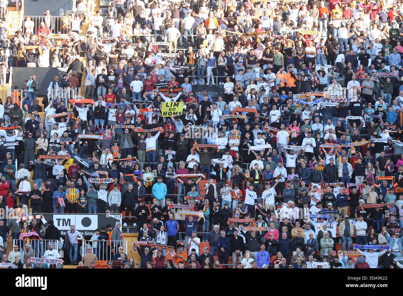 Fußballfans aus Valencia im Stadion Mestalla Stockfoto