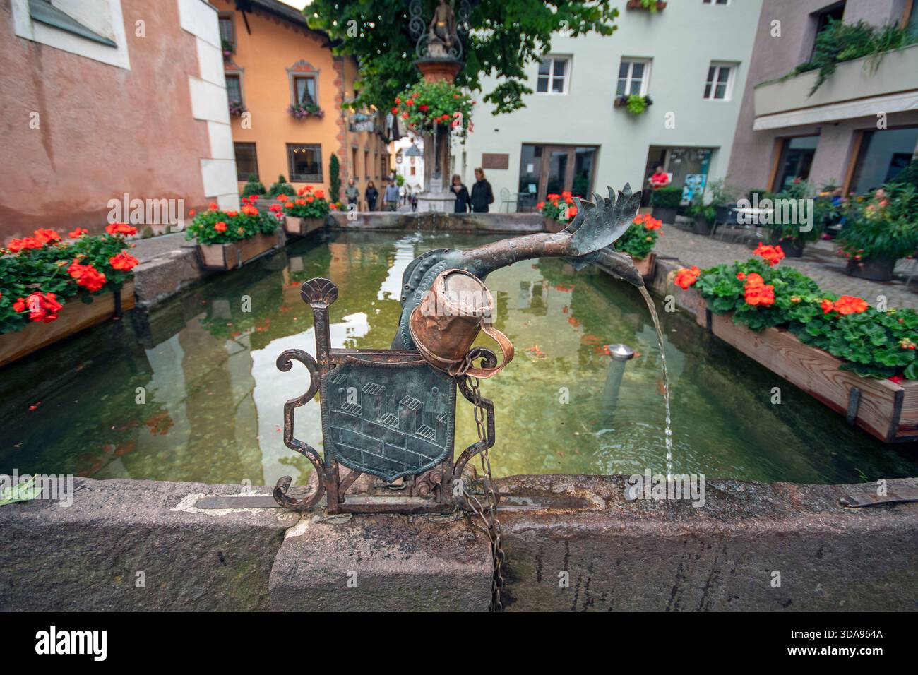 Alte Trinkrinne aus Steinbrunnen in Kastelruth, Trentino Südtirol, Italien Stockfoto