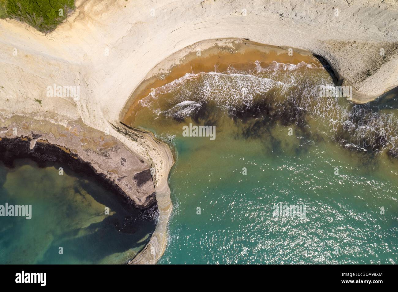 Aus der Vogelperspektive auf die dramatische Küste des Kap Drastis, wo weiße Klippen auf das türkisfarbene Ionische Meer treffen, Kap Drastis, Korfu, Griechenland. Stockfoto