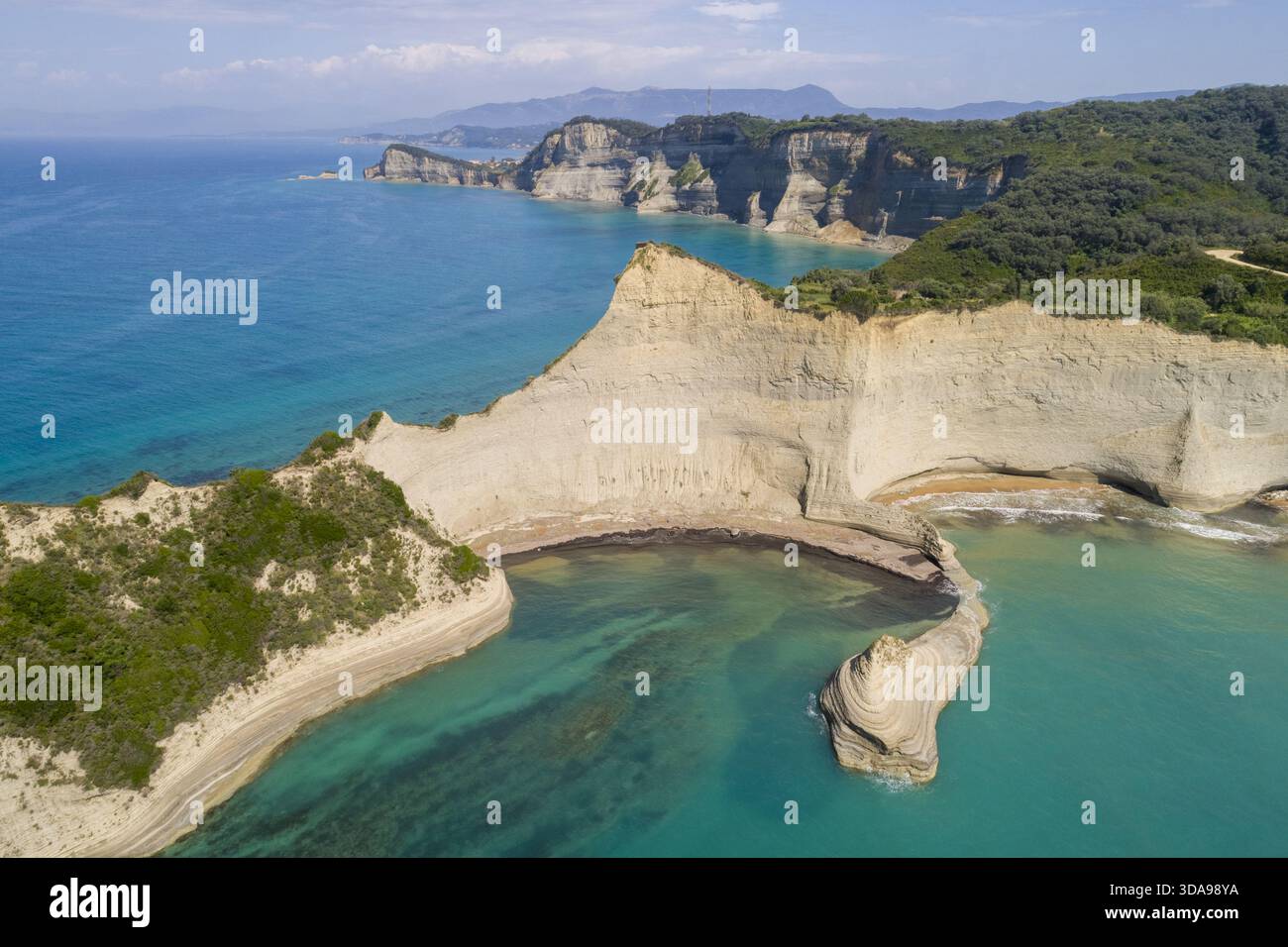 Aus der Vogelperspektive tauchen Sie in das türkisfarbene Ionische Meer am Kap Drastis, Korfu, Griechenland. Stockfoto