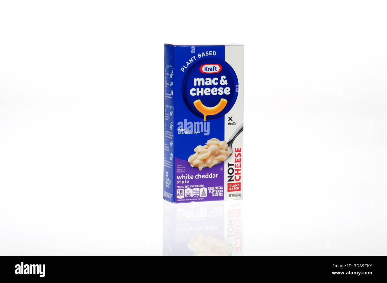 Kraft Plant basierte vegane Mac und Käsebox weißer Cheddar-Stil auf weißem Hintergrund Stockfoto