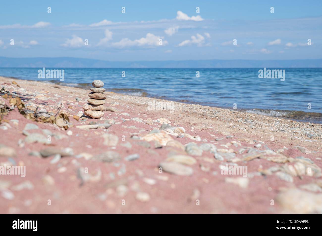 Der Garnet Beach am Baikalsee ist ein verstecktes Juwel, wo purpurroter Sand unter der Sonne glitzert Stockfoto