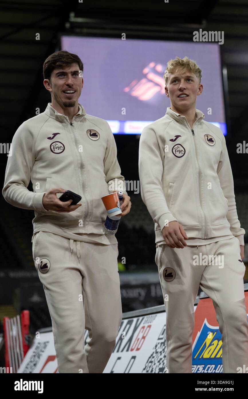 Swansea, Großbritannien. Dezember 2025. Josh Key (L) und Melker Widell aus Swansea City (R) kommen am Dienstag, den 9. Dezember 2025, im Stadion Swansea.com in Swansea, Wales vor dem EFL Skybet-Meisterschaftsspiel Swansea City gegen Portsmouth an. Dieses Bild darf nur für redaktionelle Zwecke verwendet werden. Nur redaktionelle Verwendung, Bild von Kara Thomas/Andrew Orchard/SportfotografenAlamy Live News Stockfoto