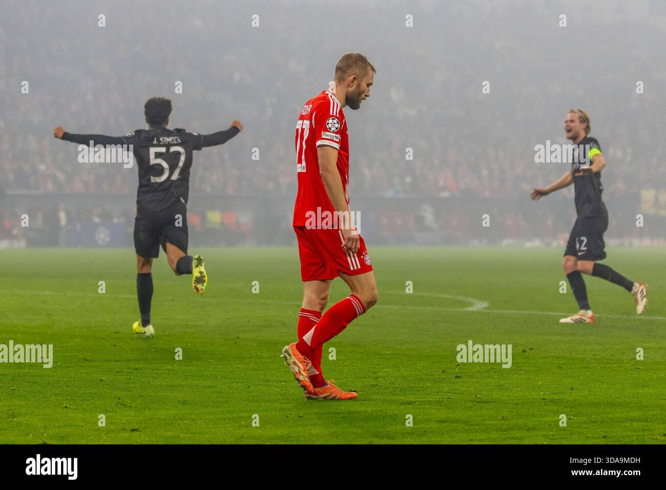 Dortmund, Deutschland 09. Dezember 2025: Champions League - 2025/2026 - FC Bayern München gegen Sporting Lissabon im Bild: Von links. Joao Simoes (Sporting CP) feiert nach Kimmichs eigenem Ziel, mit seinen Teamkollegen 0:1 zu erreichen. Stockfoto