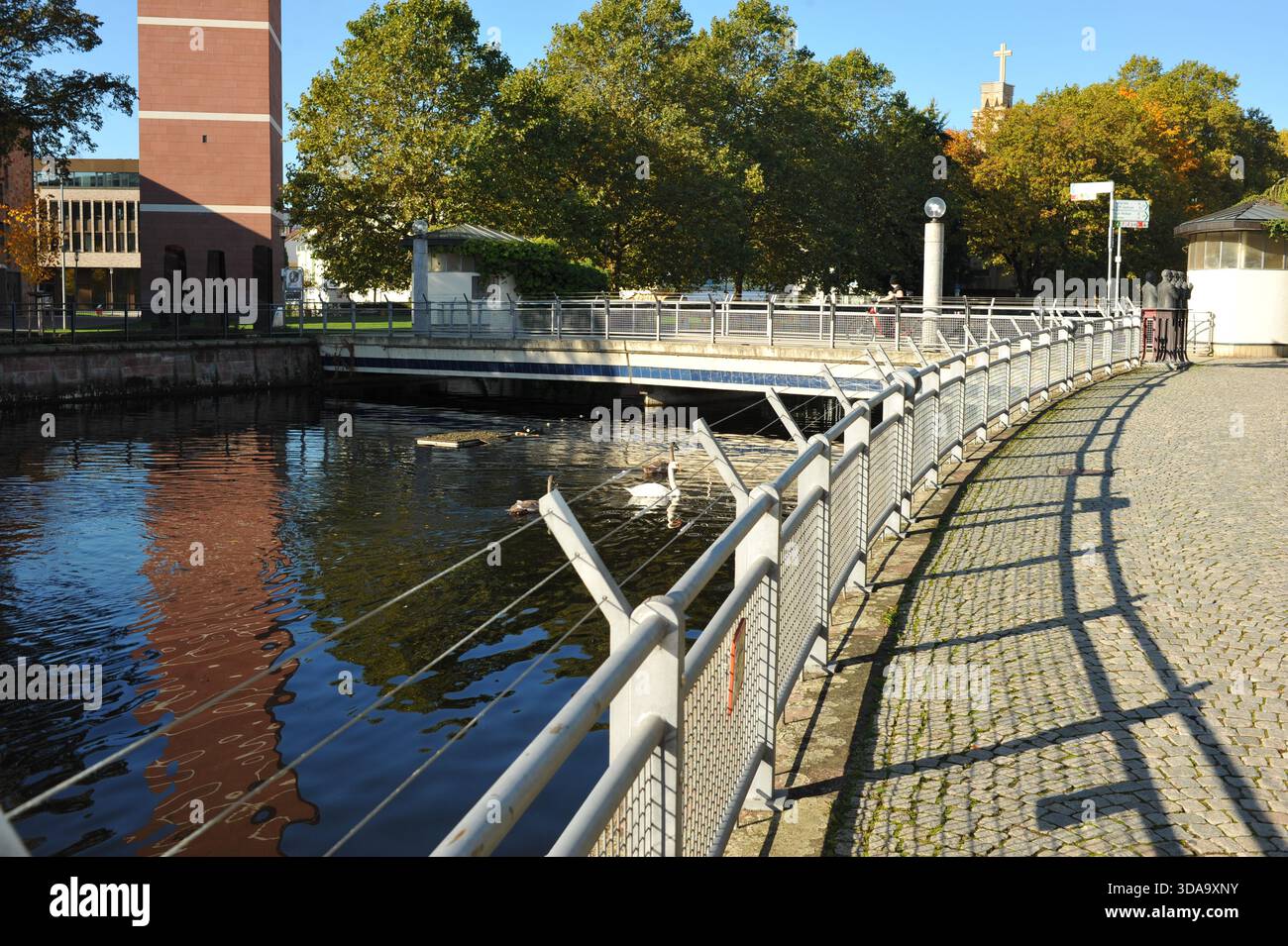 Stadt in der goldenen Jahreszeit. Goldene Momente des Herbstes Stockfoto
