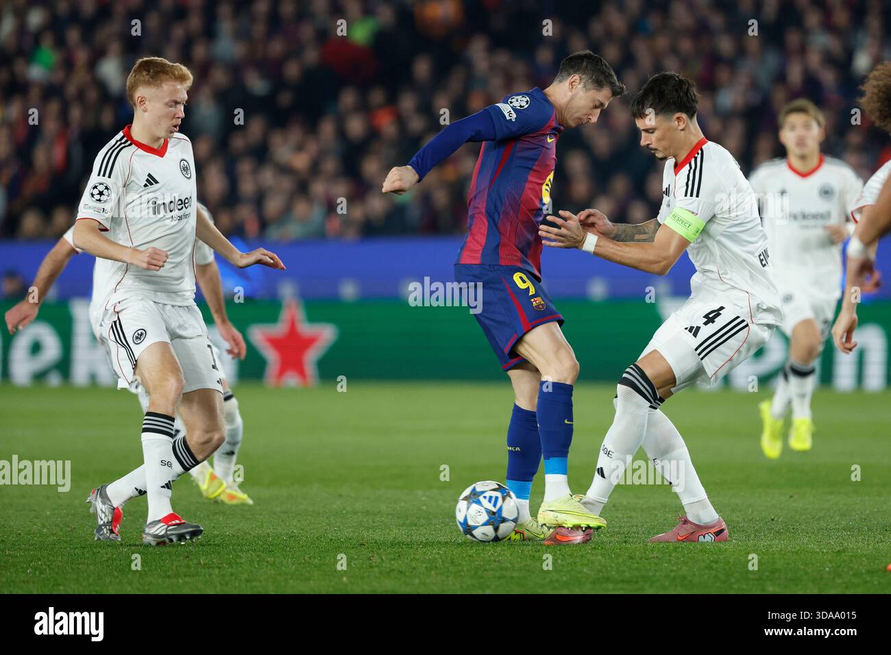 Barcelona's Robert Lewandowski , challenges for the ball with Frankfurt's Robin Koch , right, during the Champions League opening phase soccer match between Barcelona and Eintracht Frankfurt in Barcelona, Spain, Tuesday, Dec. 9, 2025. (AP Photo/Joan Monfort) Stockfoto