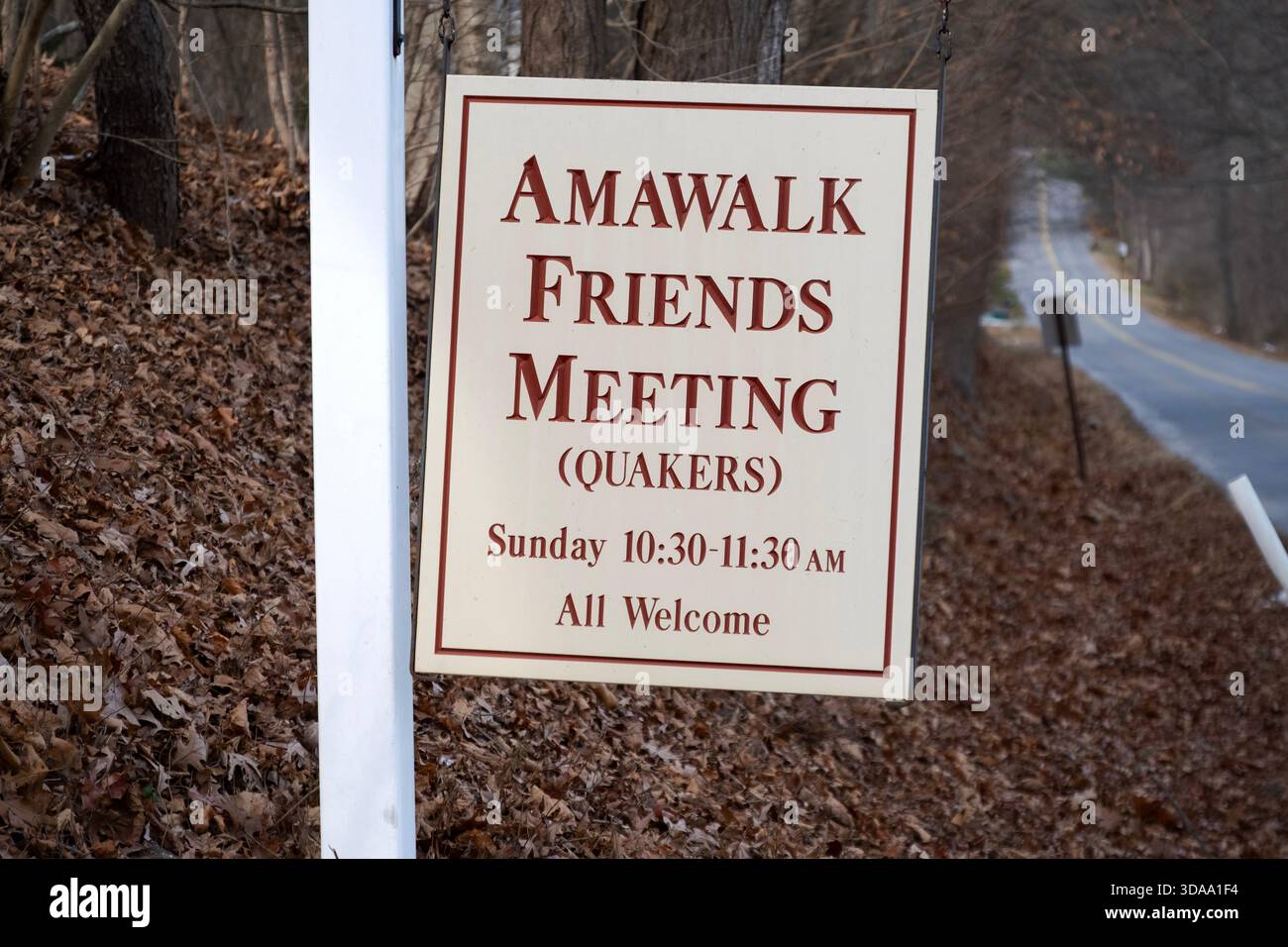 Ein Begrüßungsschild am Eingang zum Amawalk Friends Meeting House gleich neben der Quaker Church Rd In Yorktown Heights, Westchester, New York Stockfoto