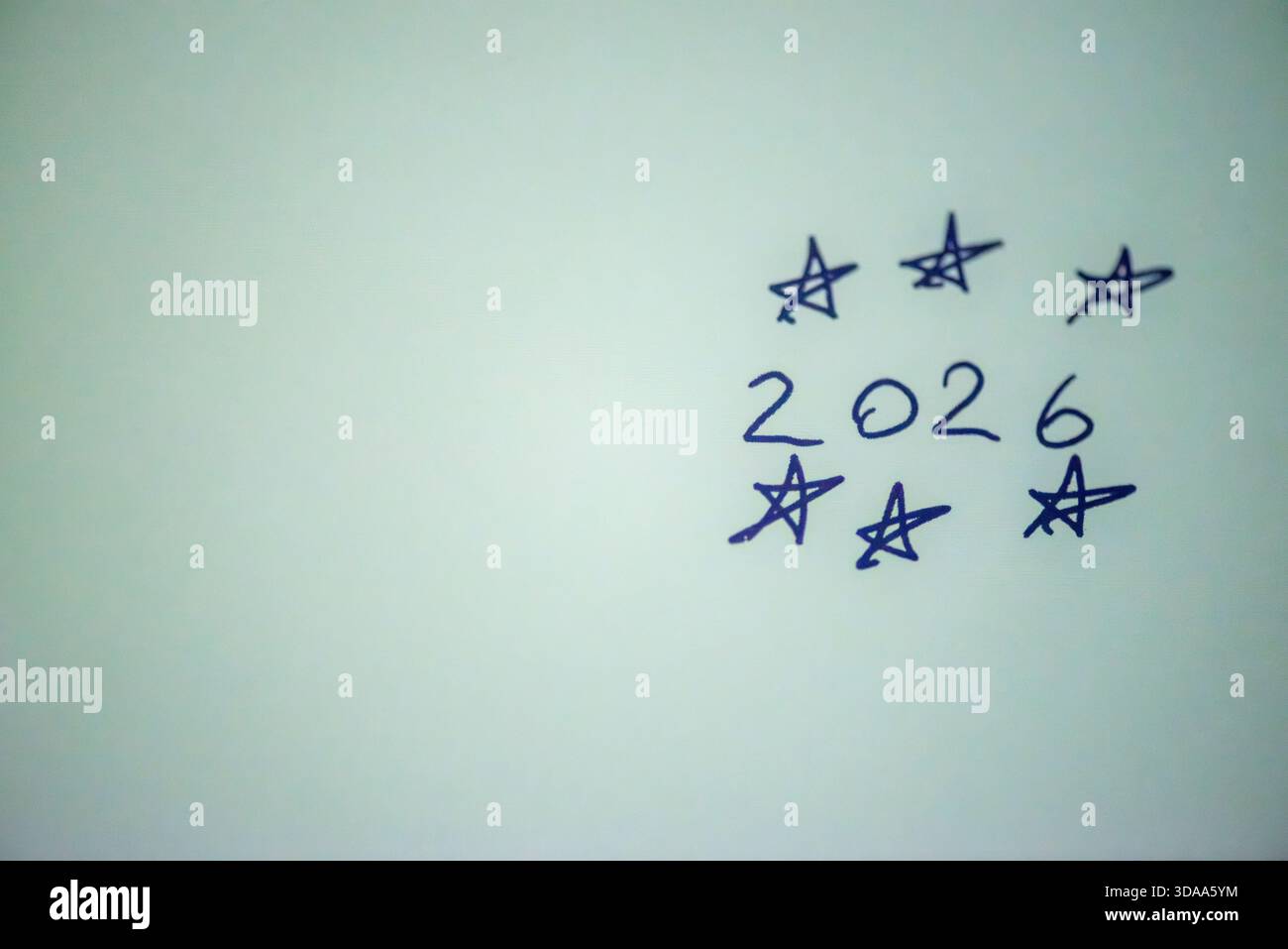 Ein sauberes und festliches Foto mit dem handgeschriebenen Satz „Happy New Year 2026“ auf weißem Hintergrund, perfekt für Weihnachtsgrüße, Karten, Banner, Stockfoto