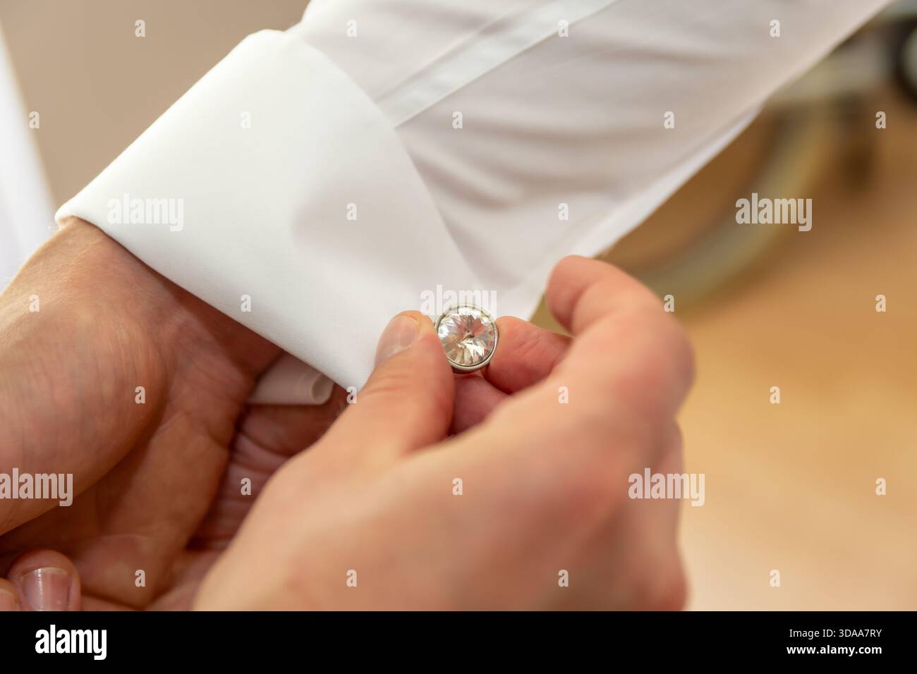 Bräutigam, Der Manschettenknopf An Der Weißen Hemdmanschette Anbringt, Hände, Eleganter Schmuck Für Die Formelle Hochzeitsvorbereitung Stockfoto