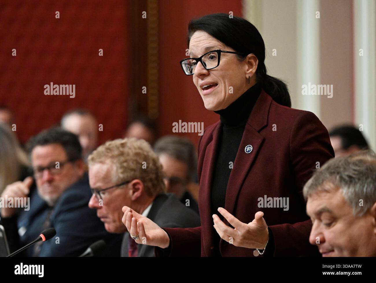 Quebec, Kanada. Dezember 2025. Die Bildungsministerin von Quebec, Sonia Lebel, antwortet auf die Opposition während der Fragestunde vor der Legislative in Quebec City am Dienstag, 9. Dezember 2025. Quelle: The Canadian Press/Alamy Live News Stockfoto