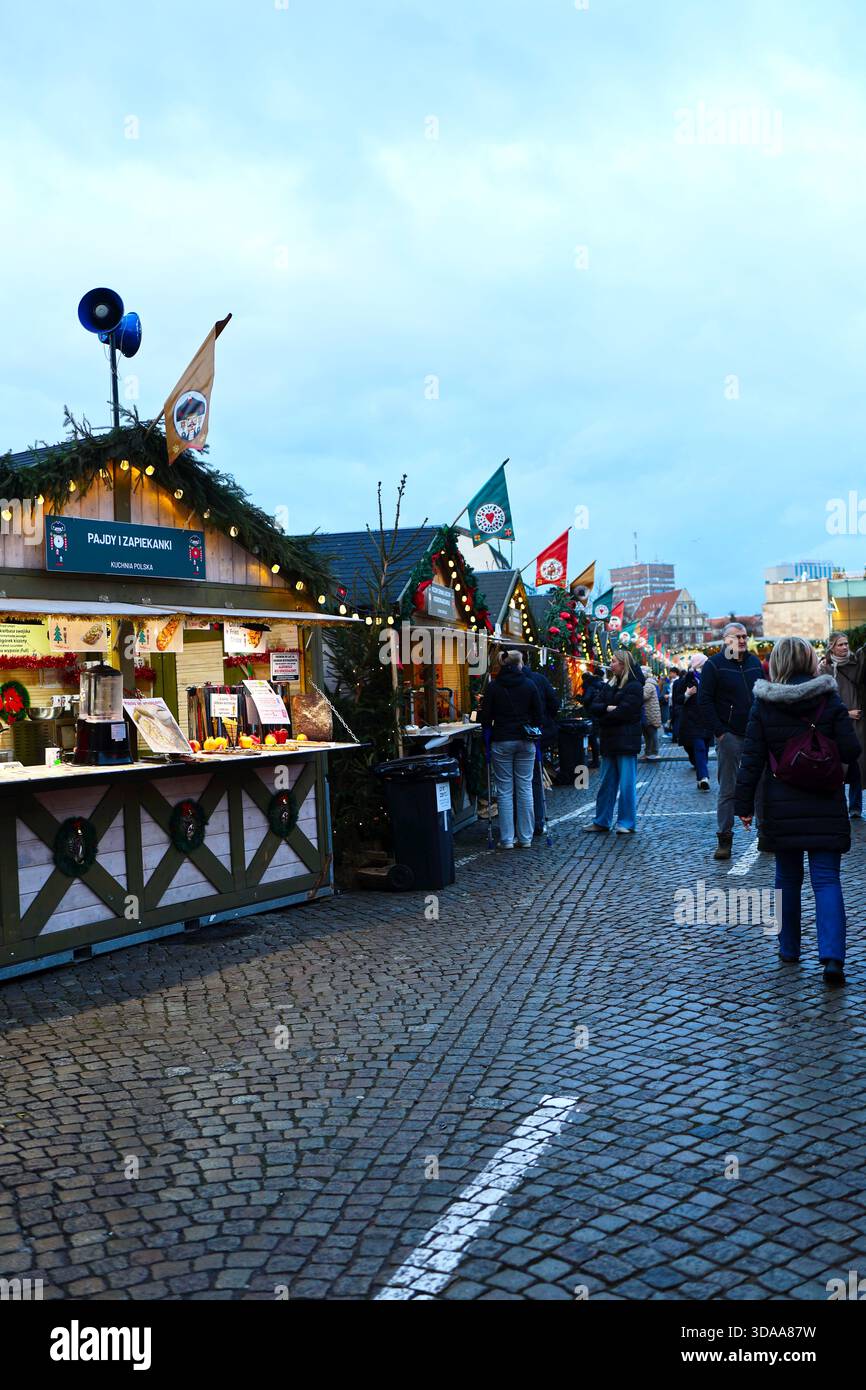 Festlicher Weihnachtsmarkt mit geschmückten Ständen und Einkaufsmöglichkeiten in Danzig, Polen Stockfoto