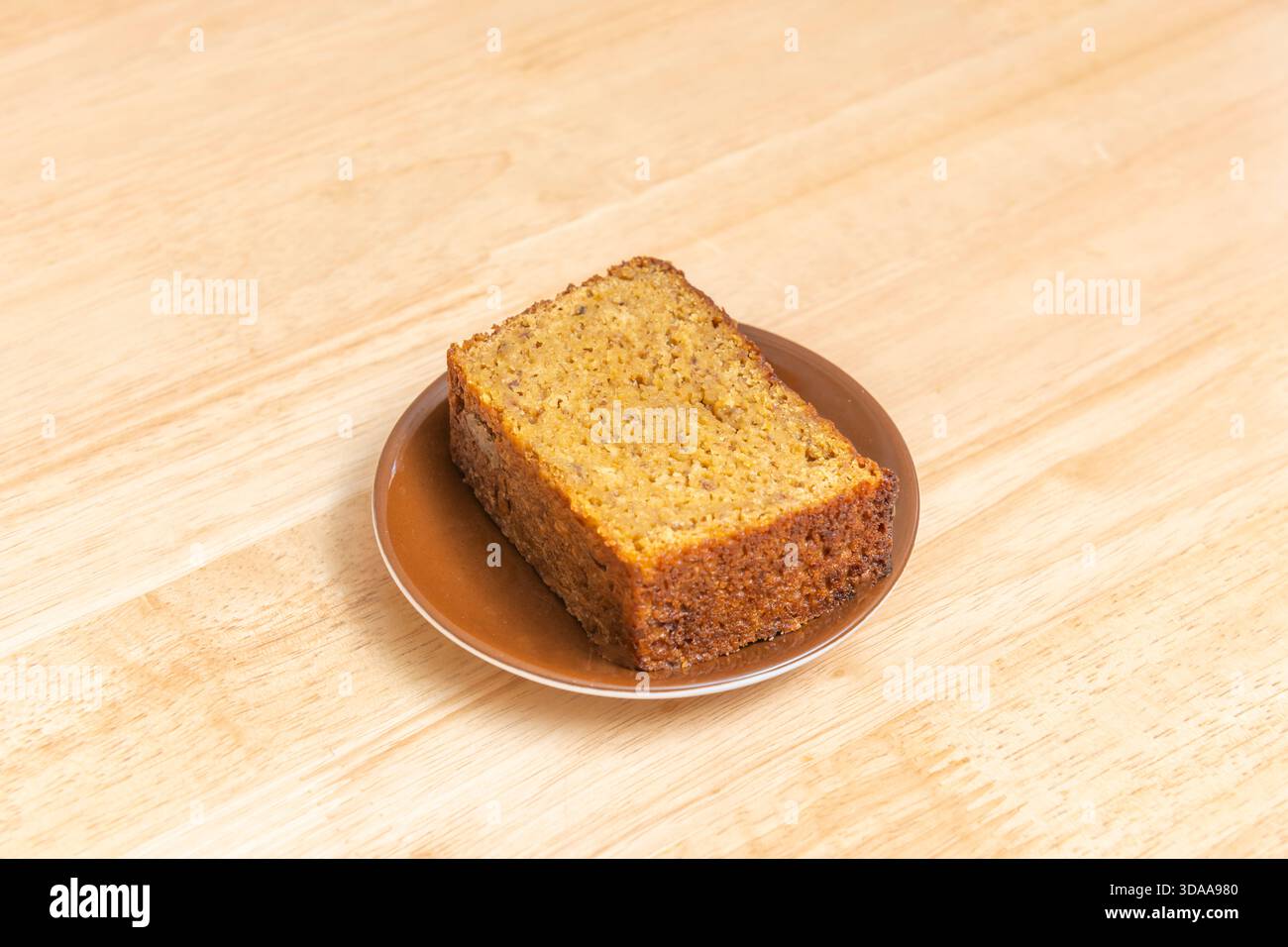 Runder Vanillekuchen mit Schichten Buttercreme und Erdbeermarmelade, komplett bedeckt mit verbrannten Schweizer Meringue Stockfoto
