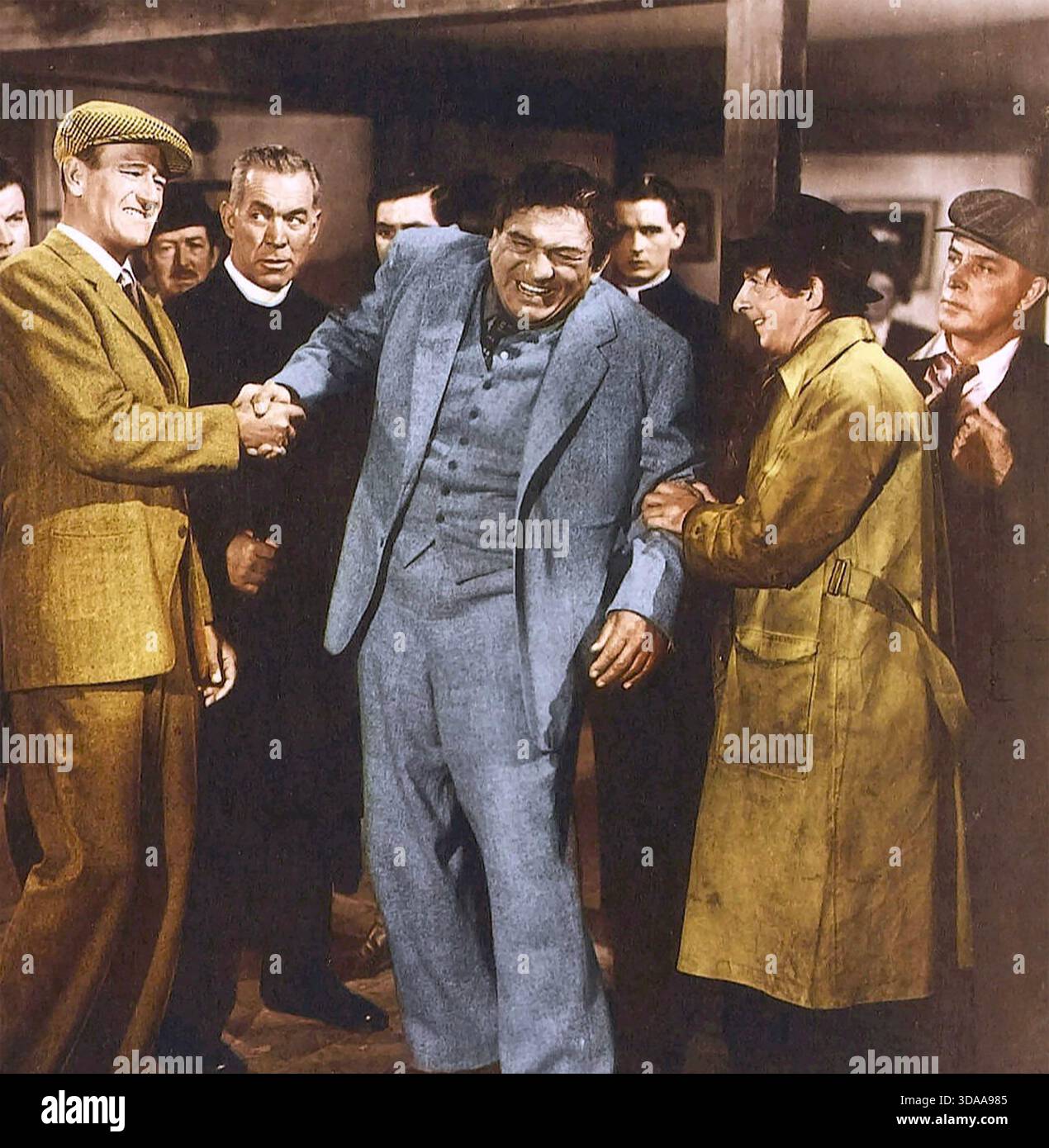 THE QUIET MAN 1952 Republic filmt den Film mit John Wayne links als Sean Thornton als Squire Danathershaking Hand with Victor McLaglen Stockfoto