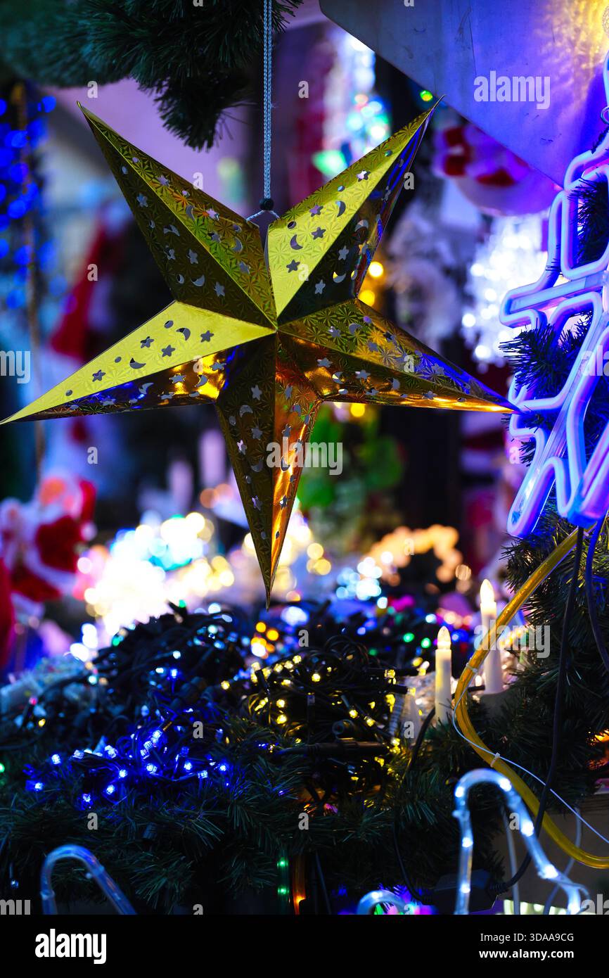 Helles weihnachtsstern-Ornament inmitten funkelnder Lichter Stockfoto