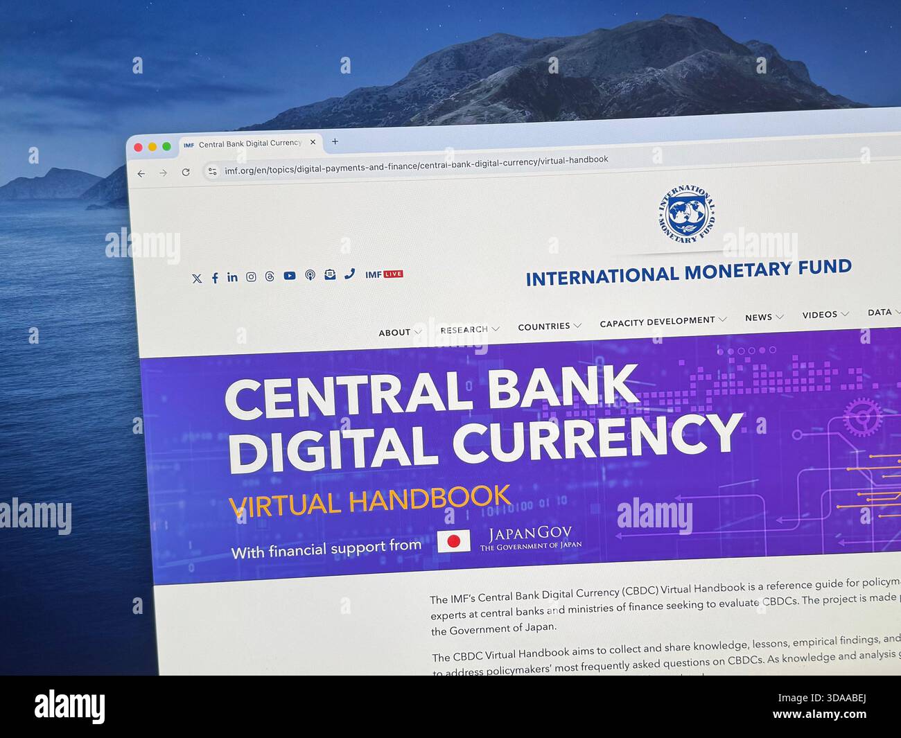 Washington, D.C., USA - 30. November 2025: Website des Internationalen Währungsfonds (IWF), der digitale Währung anwirbt. Stockfoto