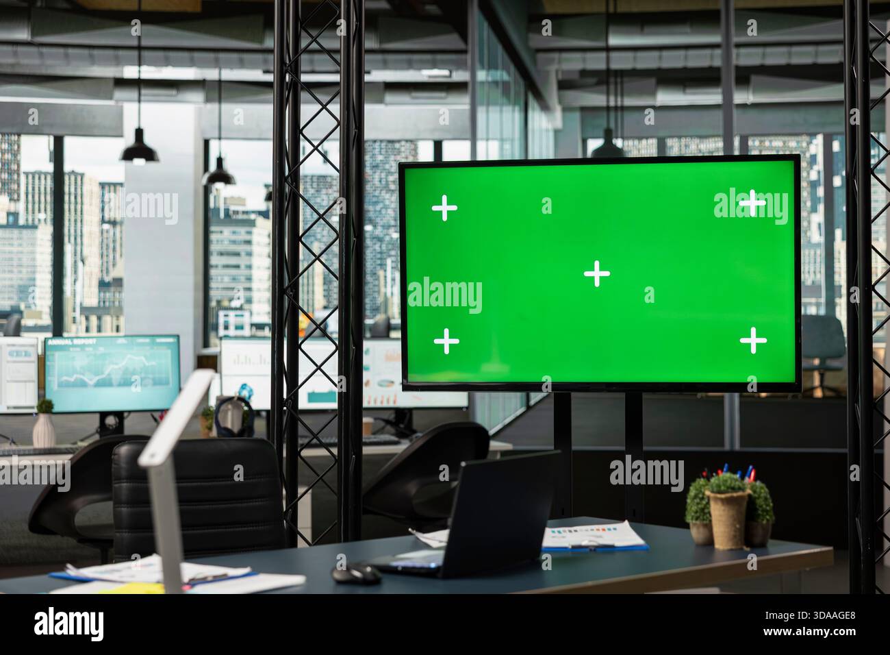 Leerer dynamischer Raum in einem multinationalen Unternehmen mit isoliertem Laptop-Bildschirm, der für erfolgreiche Geschäftsleute die Arbeit mit Daten und die Erkundung von Erkenntnissen ermöglicht. Strategische Entwicklungsziele. Stockfoto