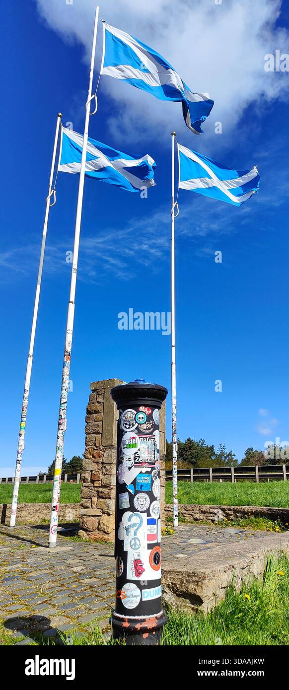 Schottische Fahnen fliegen stolz entlang der Grenze zwischen Schottland und England und symbolisieren Erbe und Nationalstolz Stockfoto
