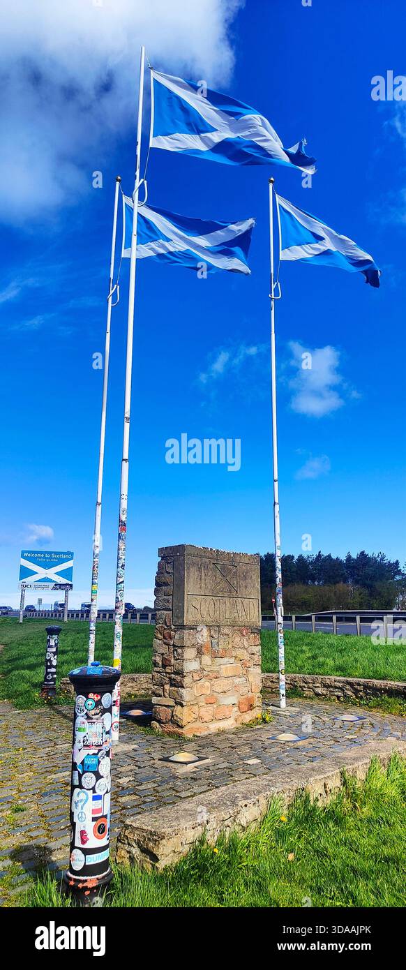 Schottische Fahnen fliegen stolz entlang der Grenze zwischen Schottland und England und symbolisieren Erbe und Nationalstolz Stockfoto