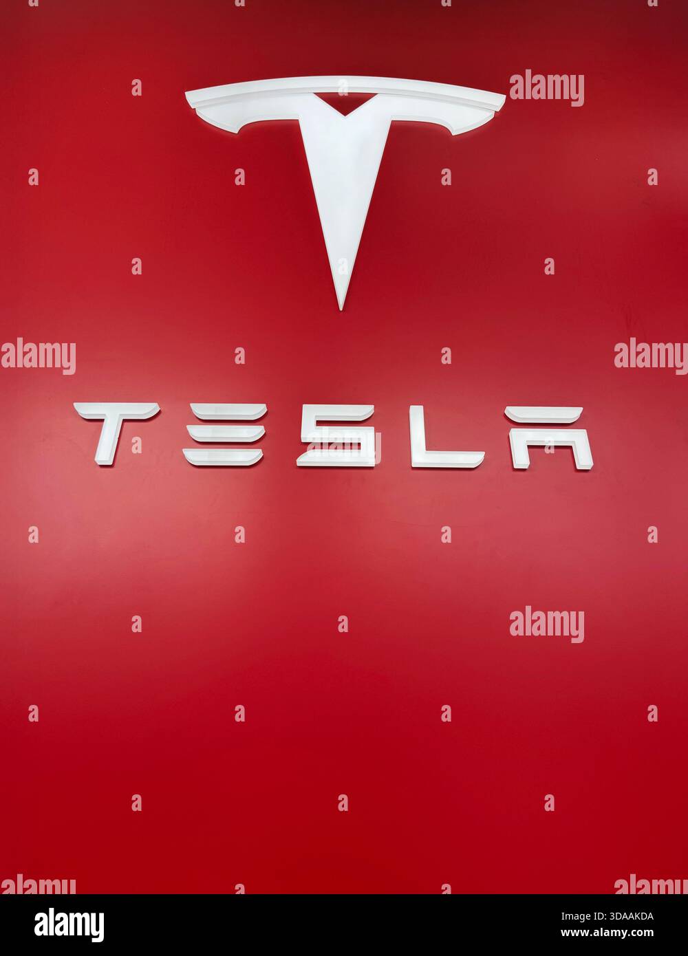 Tesla-Logo am Eingang zu ihrem Geschäft in einem Einkaufszentrum in Paramus, NJ Stockfoto