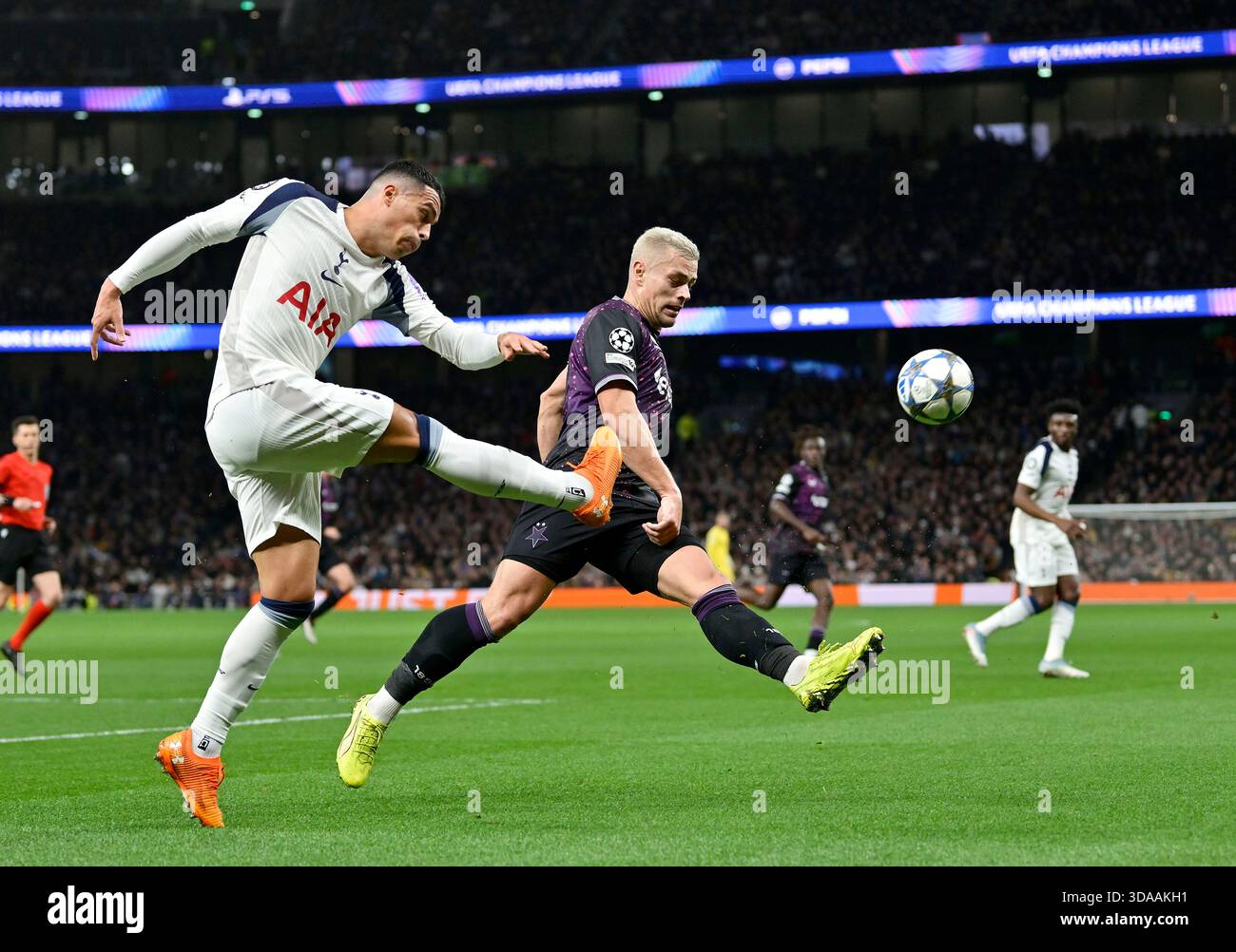 London, Großbritannien. Dezember 2025. Pedro Porro (Spurs) ist vor Tomas Holes (Slavia Prag) beim Tottenham Hotspur V Slavia Prague UEFA Champions League, dem Spiel der Tottenham Hotspur in London, vorüber. Dieses Bild ist NUR für REDAKTIONELLE ZWECKE bestimmt. Für jede andere Verwendung ist eine Lizenz von Football DataCo erforderlich. Quelle: MARTIN DALTON/Alamy Live News Stockfoto