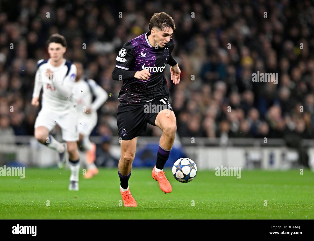 London, Großbritannien. Dezember 2025. Mojmir Chytil (Slavia Prag) während des Tottenham Hotspur V Slavia Prague UEFA Champions League, Liga-Spiel im Tottenham Hotspur Stadium, London. Dieses Bild ist NUR für REDAKTIONELLE ZWECKE bestimmt. Für jede andere Verwendung ist eine Lizenz von Football DataCo erforderlich. Quelle: MARTIN DALTON/Alamy Live News Stockfoto