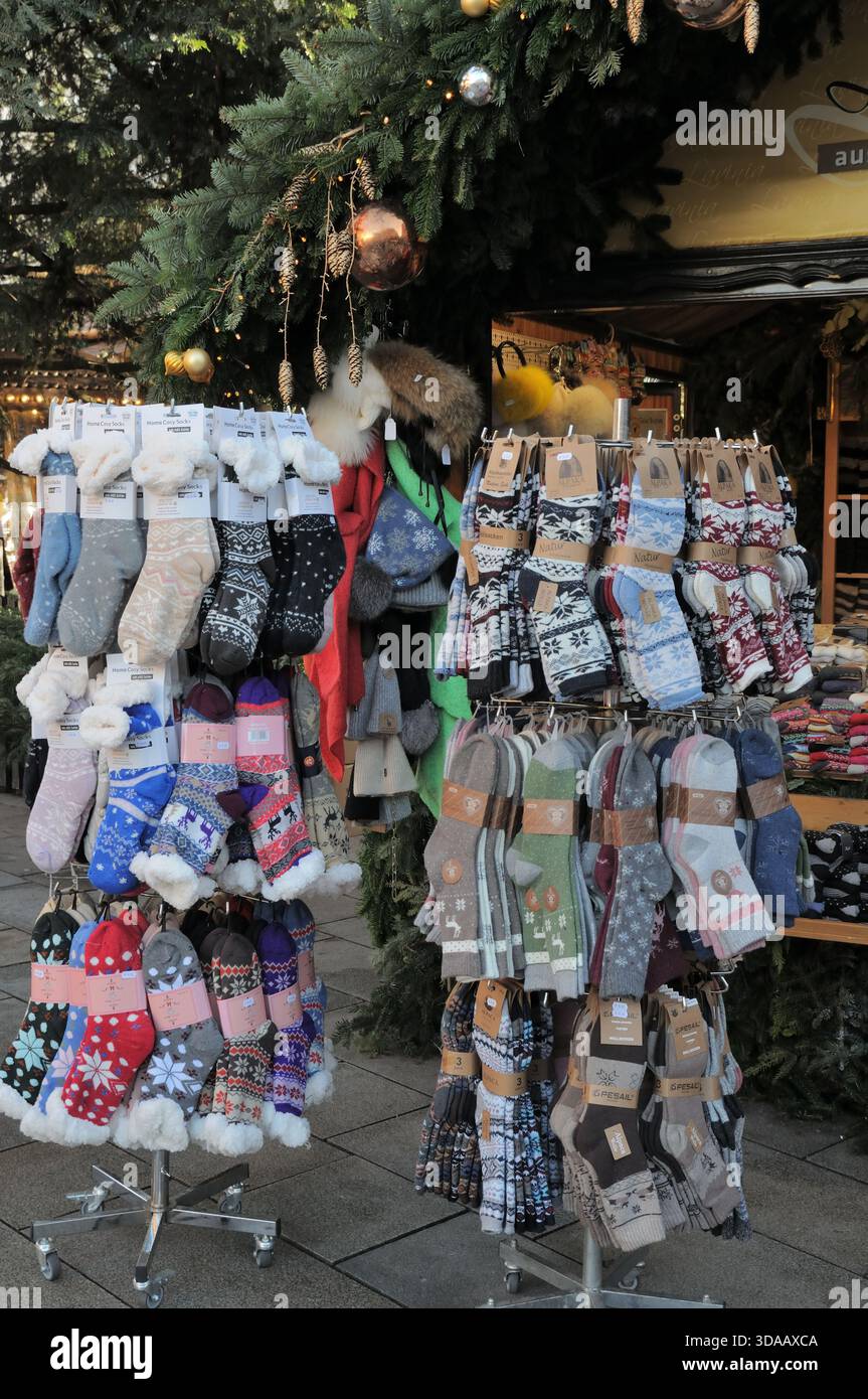 Präsentation warmer Wintersocken auf einem Weihnachtsmarkt in Karlsruhe. Foto am 9. Dezember 2025. Stockfoto