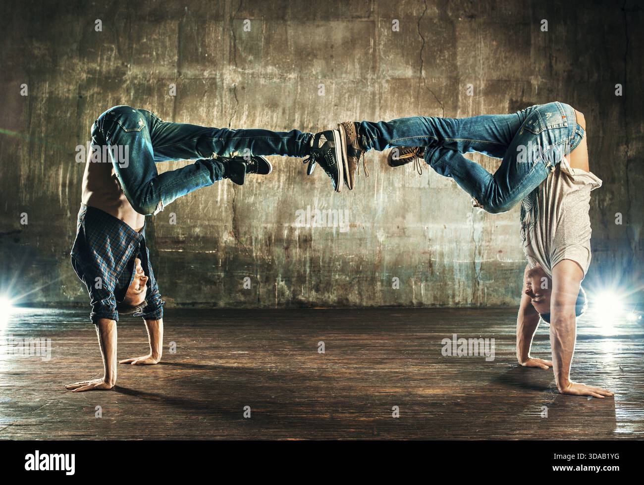 Tänzer-Team im alten städtischen Innenraum auf Wand Hintergrund zu brechen Stockfoto