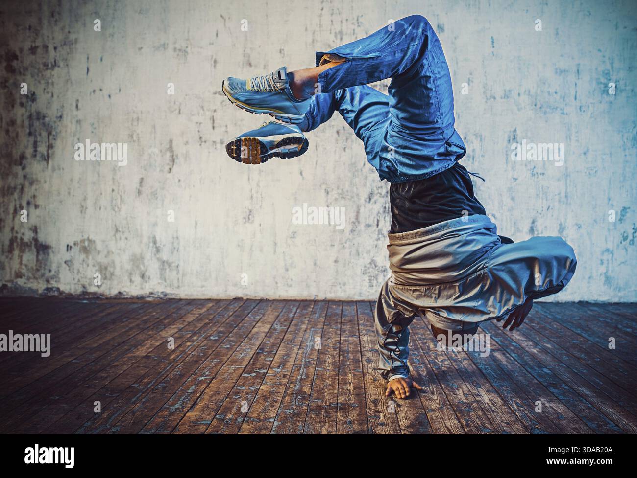 Junger Mann Breakdance auf Wand Hintergrund Stockfoto