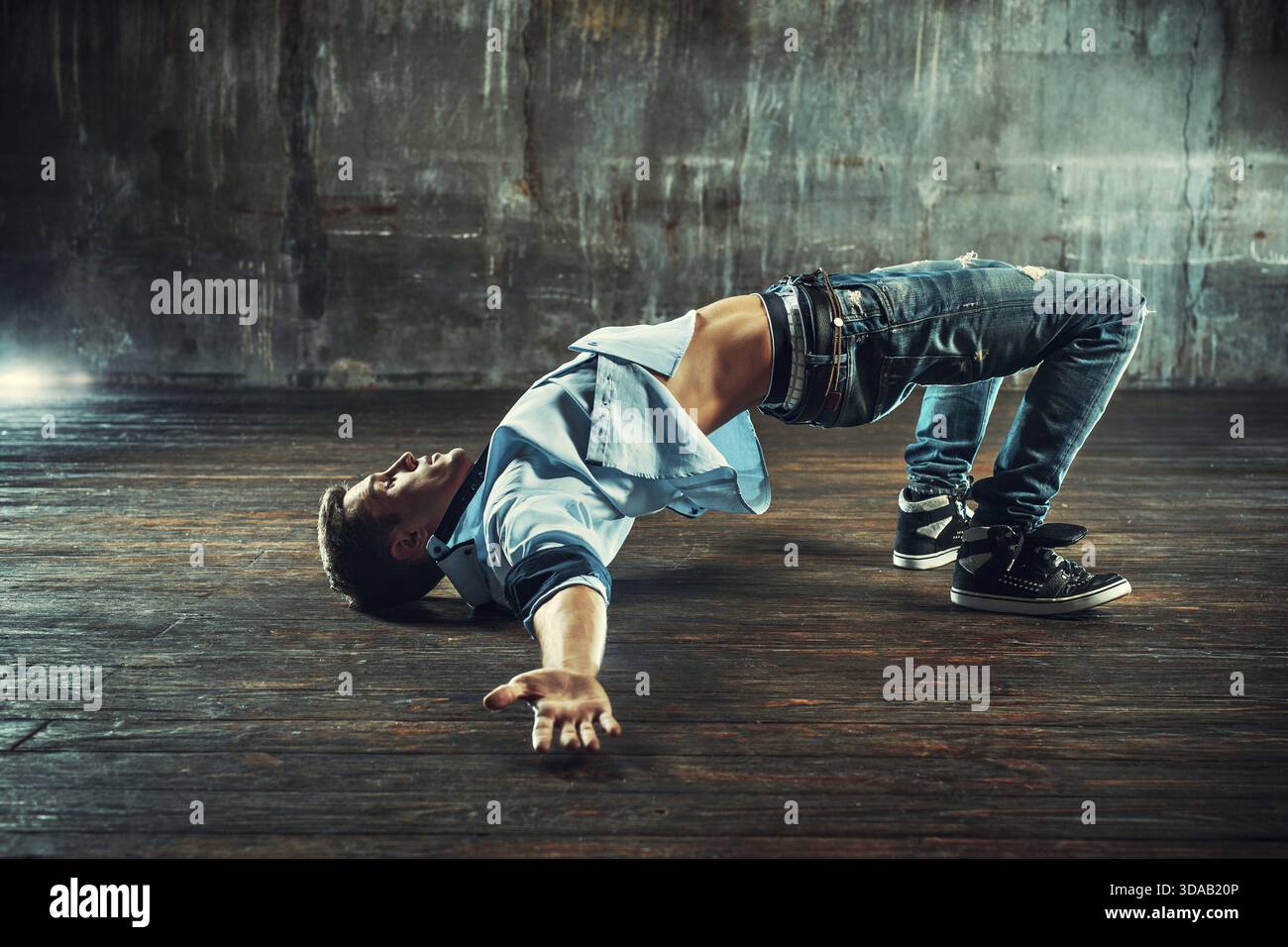 Junger Mann Breakdance auf alten Mauer Hintergrund Stockfoto