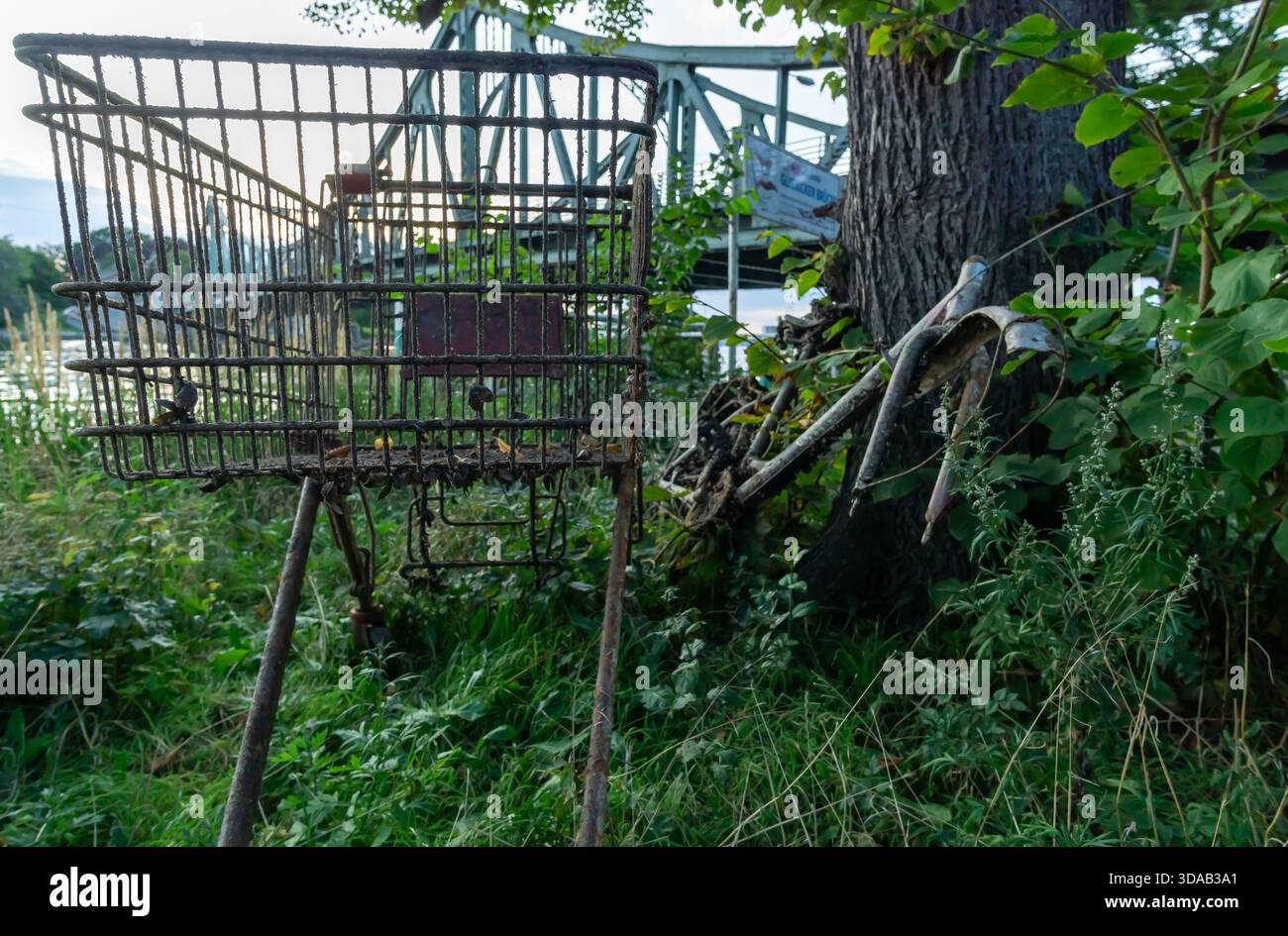 Überreste von Magnetfischern am Ufer der Glienicker Brücke zwischen Berlin und Potsdam. Metallabfälle, Metallschrott. Stockfoto
