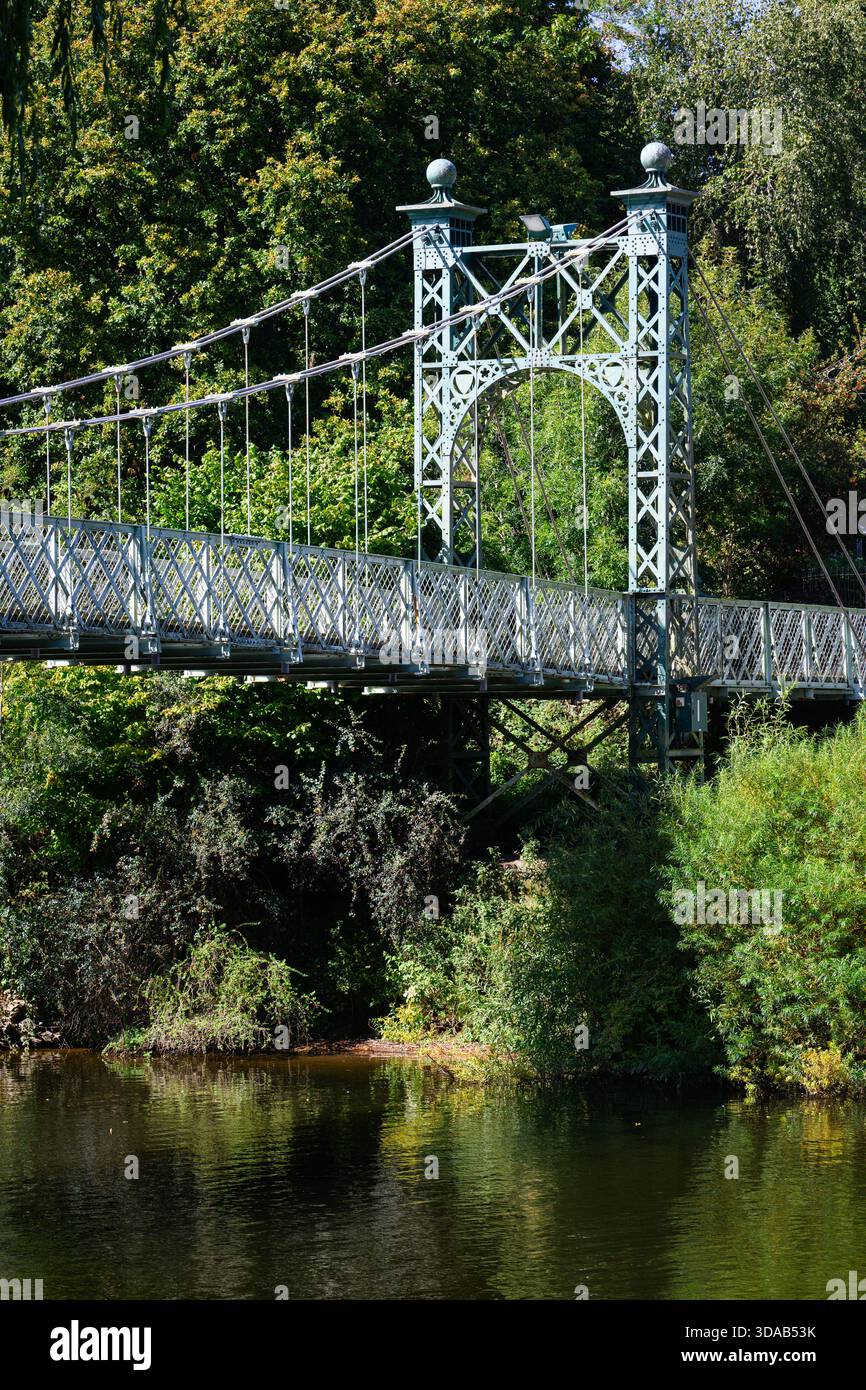 Detail des Turms auf der Hängebrücke über den Fluss im Sommer Stockfoto