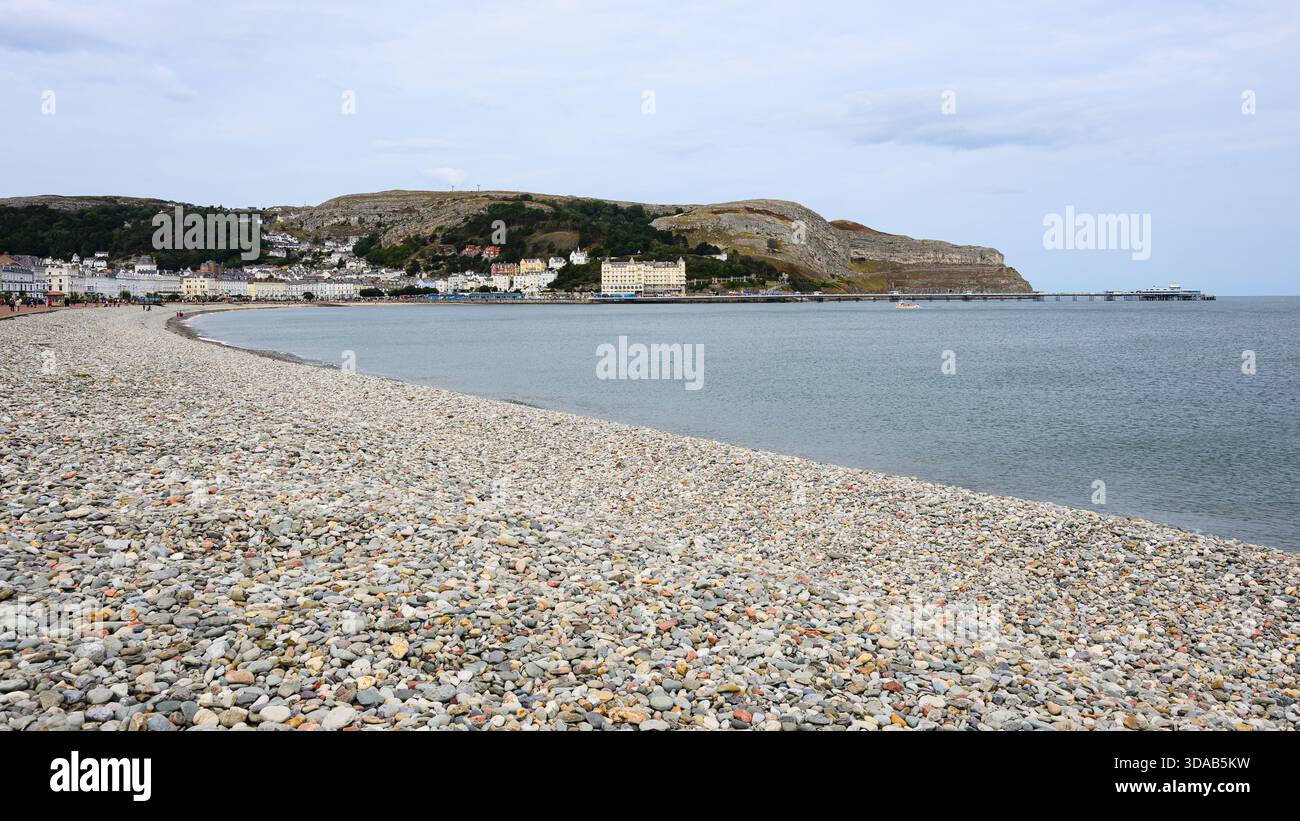 Llandudno, Wales, Großbritannien - 6. September 2025; geschwungener Steinstrand in Llandudno mit Blick auf Great Orme Stockfoto