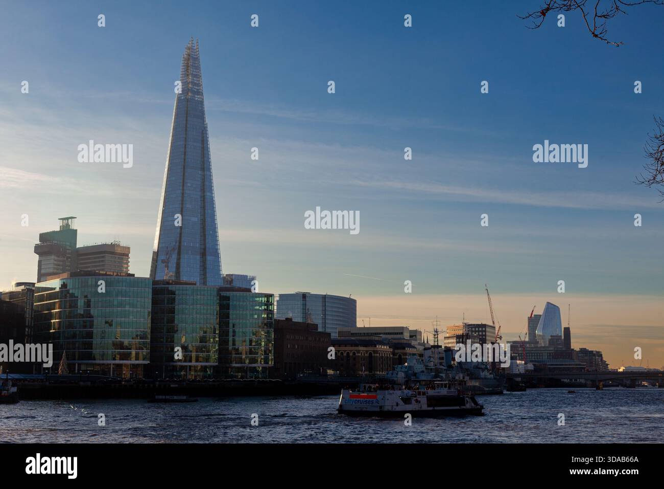 The Shard, ein pyramidenförmiger Wolkenkratzer, entworfen von Renzo Piano, befindet sich am Südufer der Themse in London, Großbritannien. Stockfoto