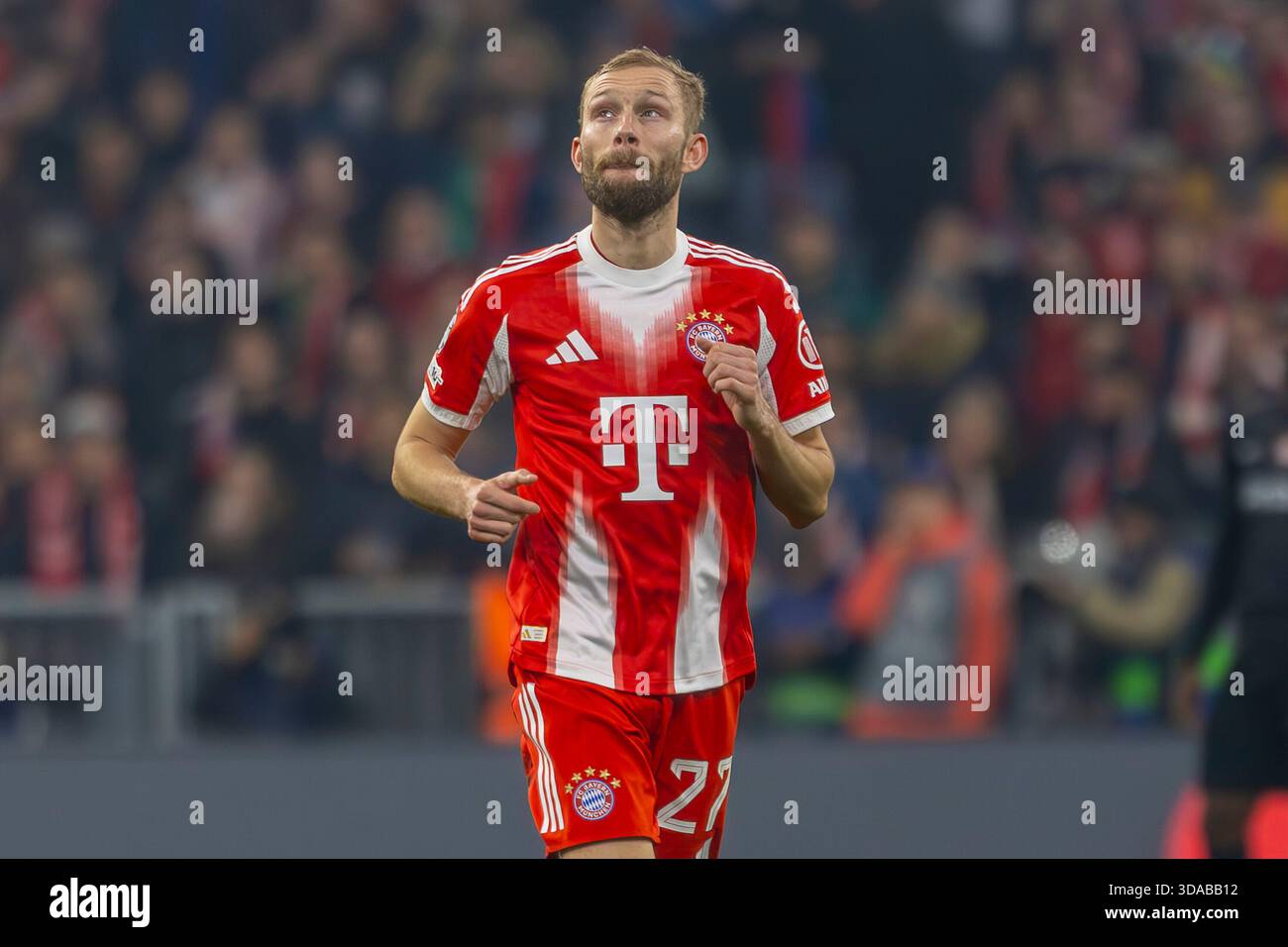 Dortmund, Deutschland 09. Dezember 2025: Champions League - 2025/2026 - FC Bayern München gegen Sporting Lissabon im Bild: Konrad Laimer (FCB) Stockfoto