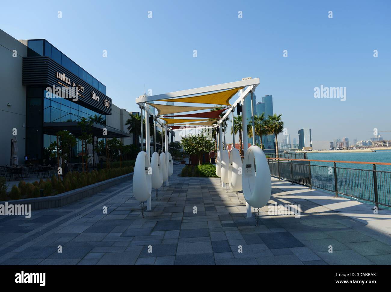 Die Uferpromenade von Bahrain Bay am Einkaufszentrum Avenues in Manama, Bahrain. Stockfoto
