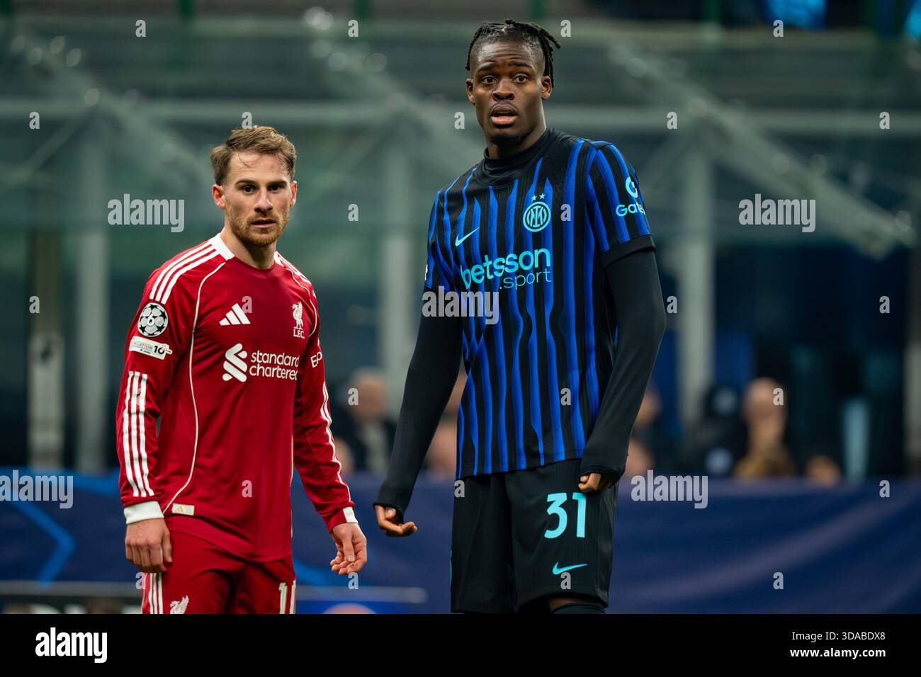 Yann Aurel Bisseck (FC Inter) und Alexis Mac Allister (FC Liverpool) während der UEFA Champions League, Liga-Phase, MD6-Fußballspiel zwischen FC Internazionale und Liverpool FC am 9. Dezember 2025 im Giuseppe Meazza-Stadion in Mailand, Italien Stockfoto